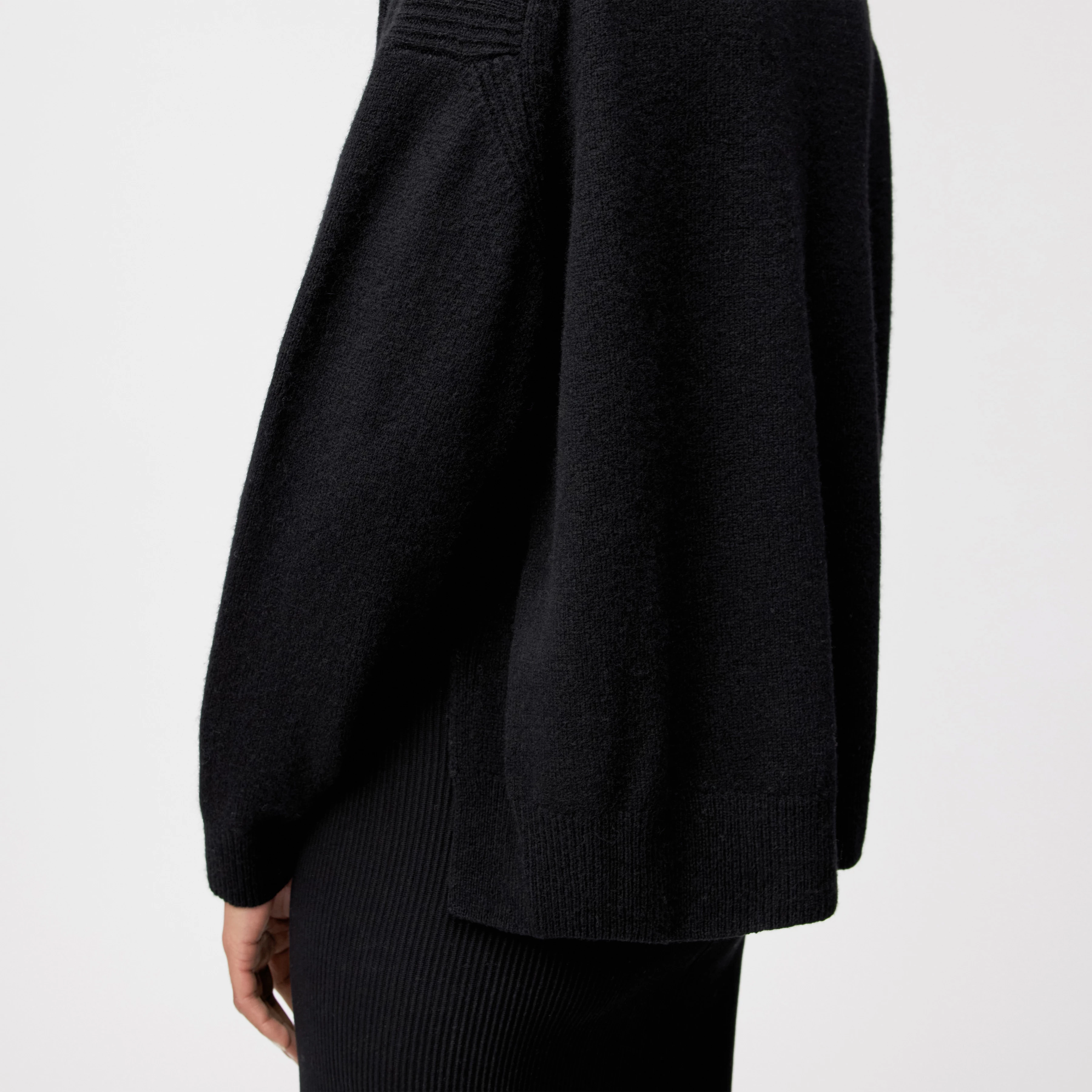 LIZIELA - Rundhalspullover in Schurwolle - Damen - schwarz - Detailansicht am Model