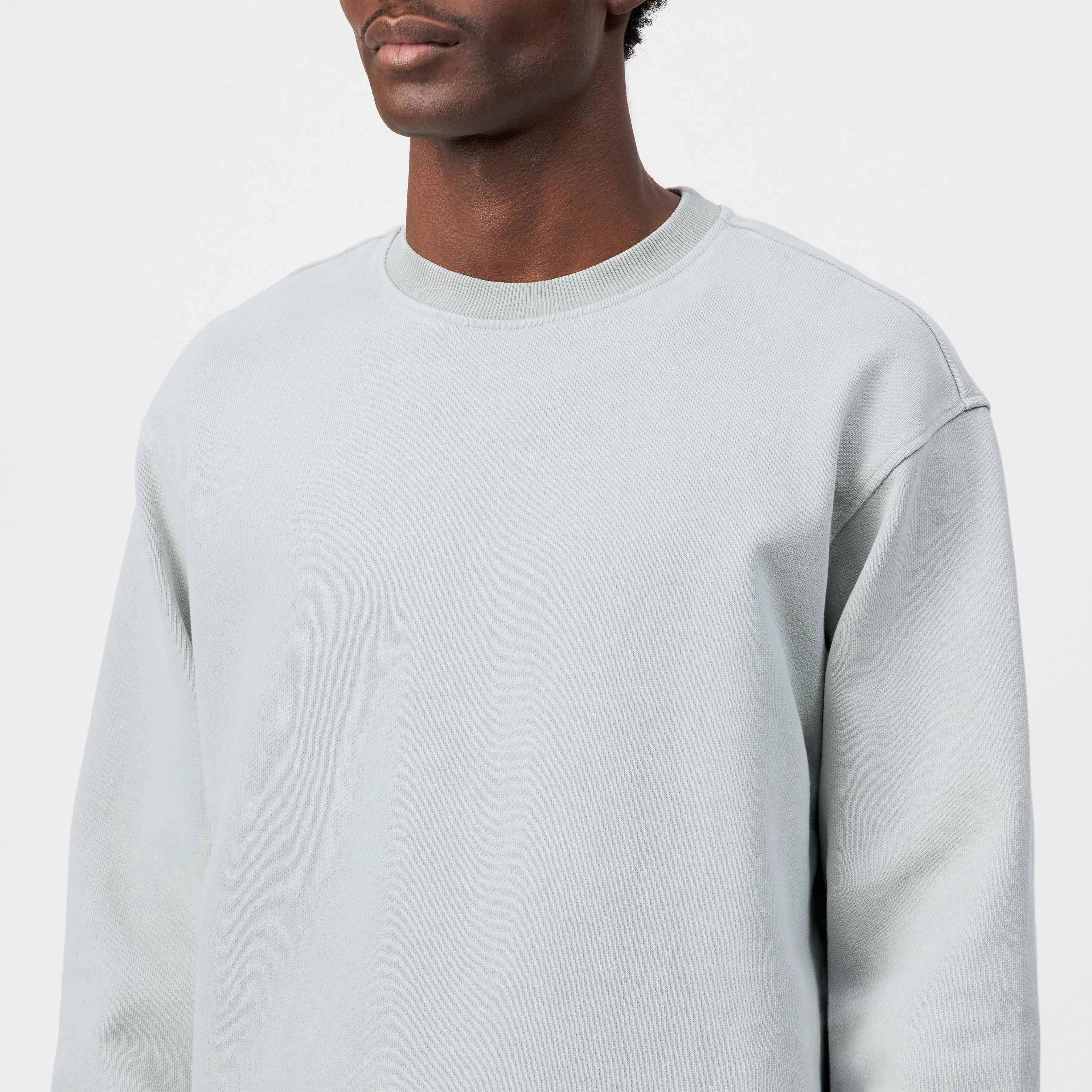 KARIO - Casual sweatshirt in pure cotton - men - green - Detailansicht am Model