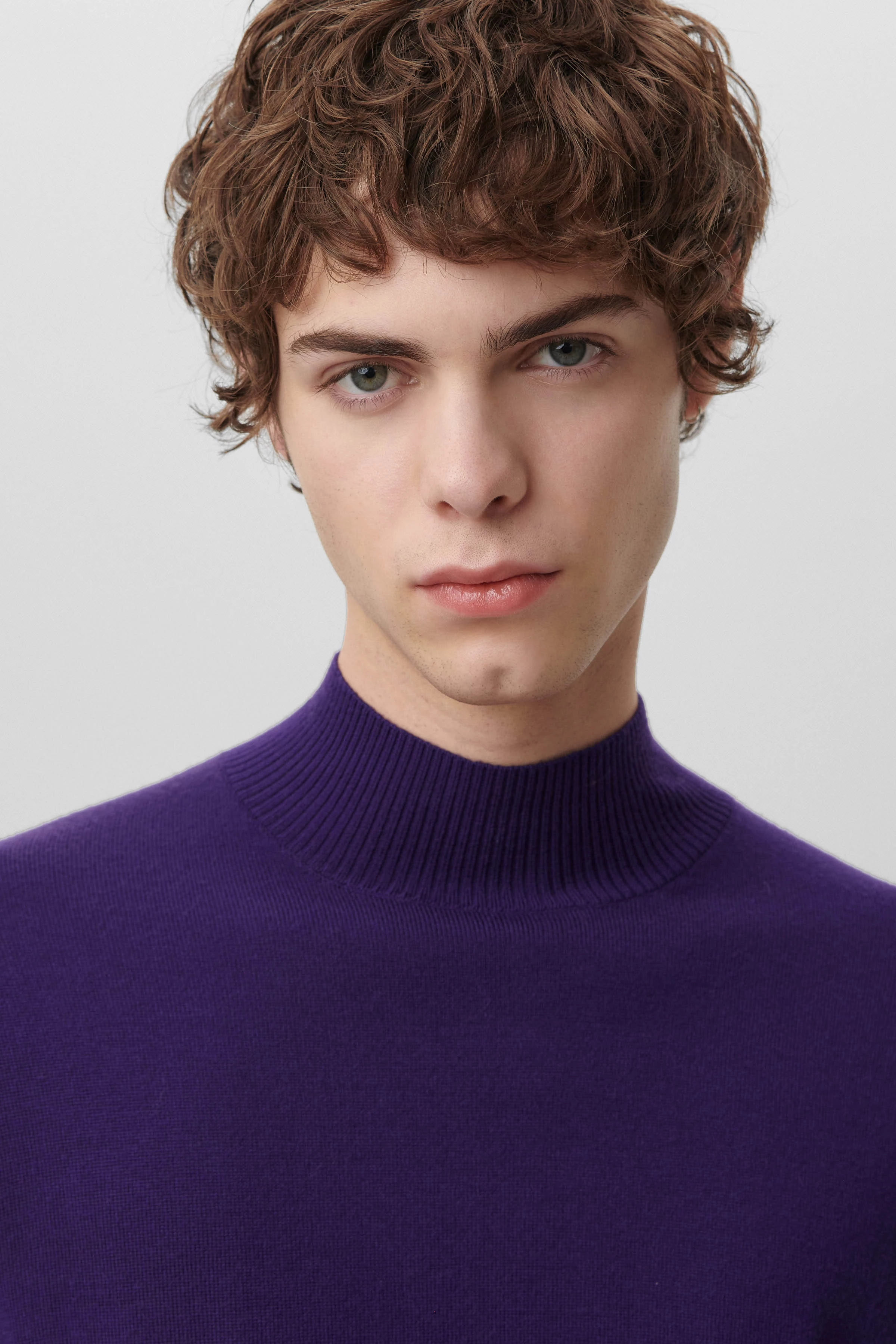 WATSON - Knitted jumper with turtle neck in merino wool - men - purple - Seitenansicht