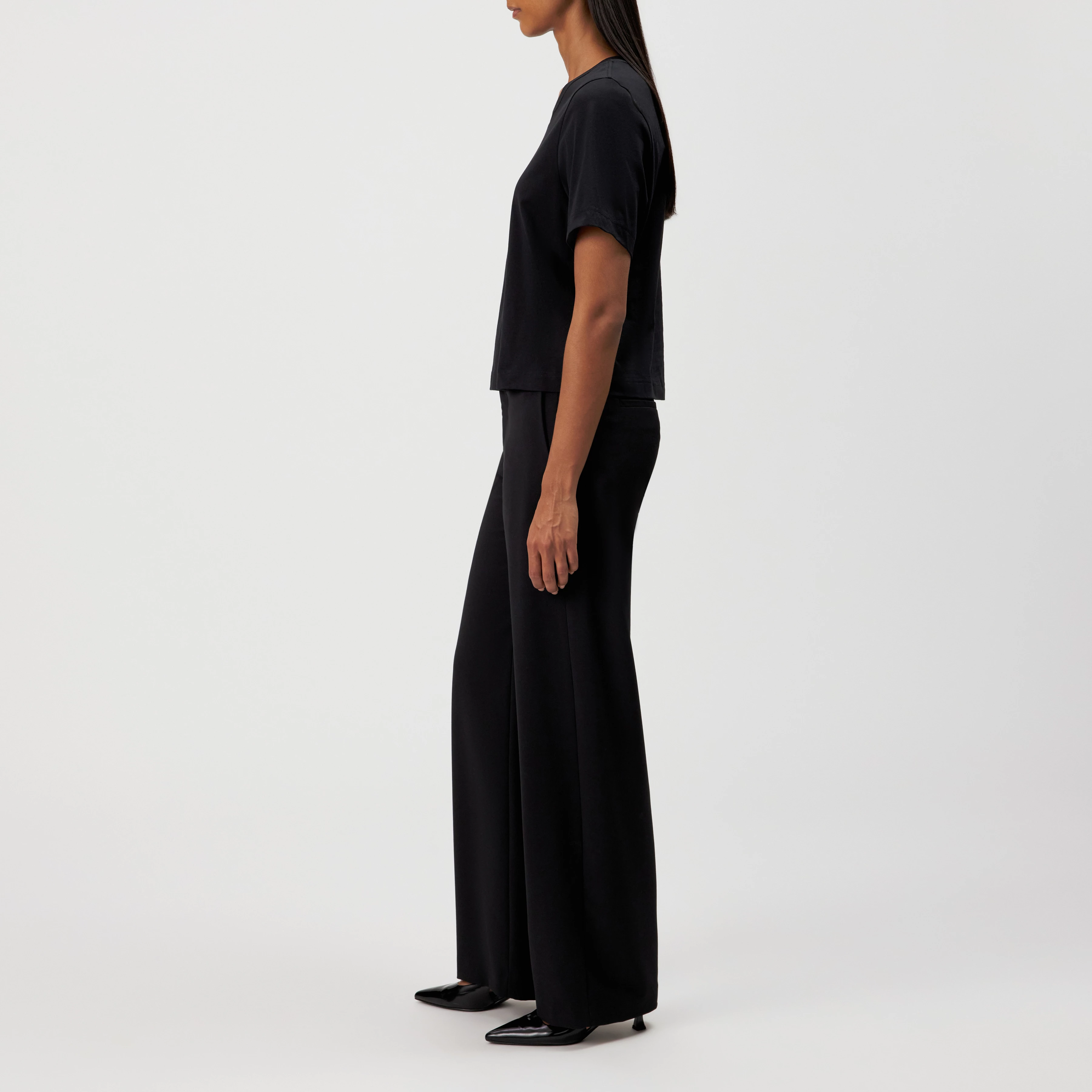 QIRA - Regular fit T-shirt in pure cotton - women - black - Seitenansicht