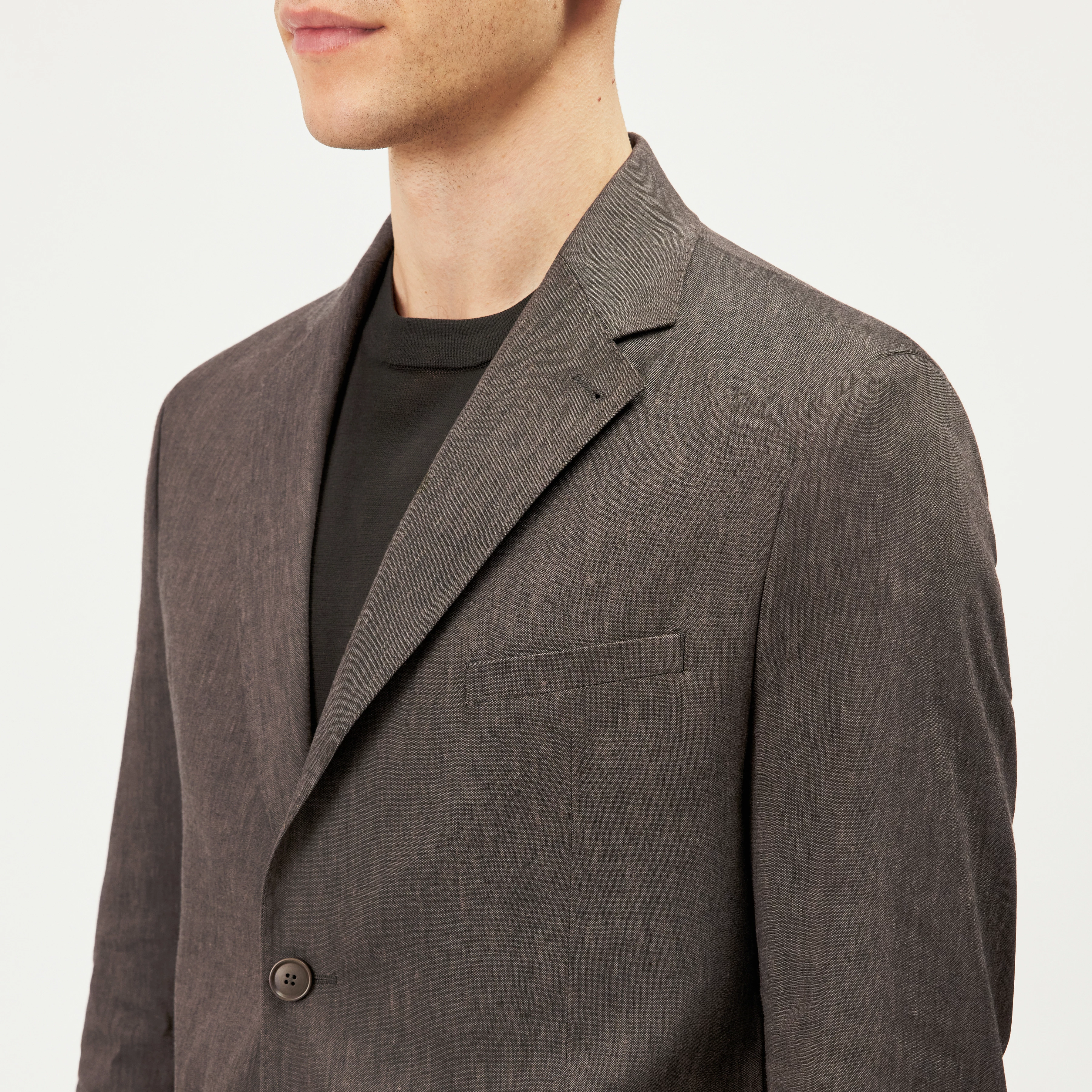 YAMES - Enkeltradet blazer i hørblanding - men - brun - Detailansicht am Model