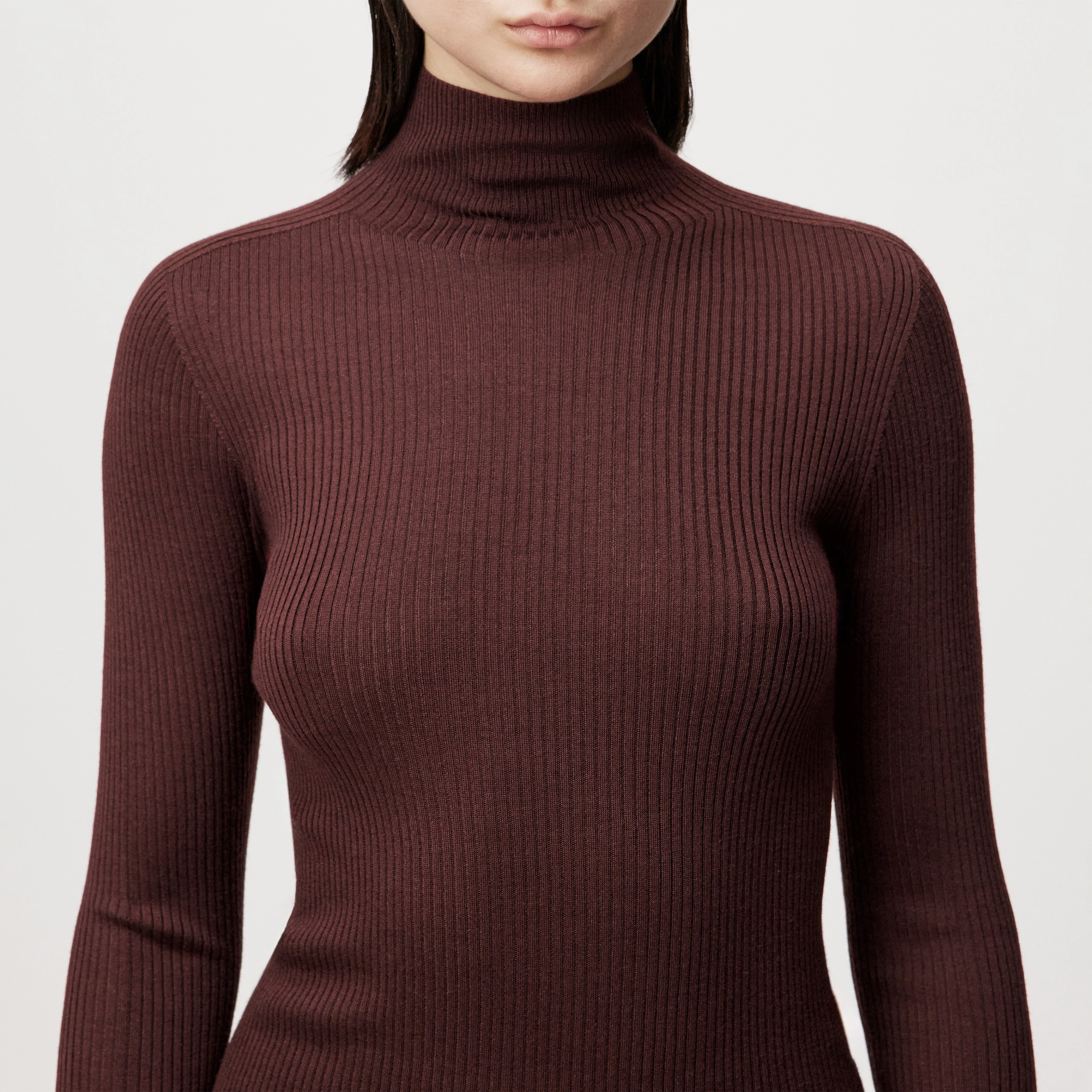 INARI - Turtleneck jumper in flowing wool blend - women - red - Detailansicht am Model