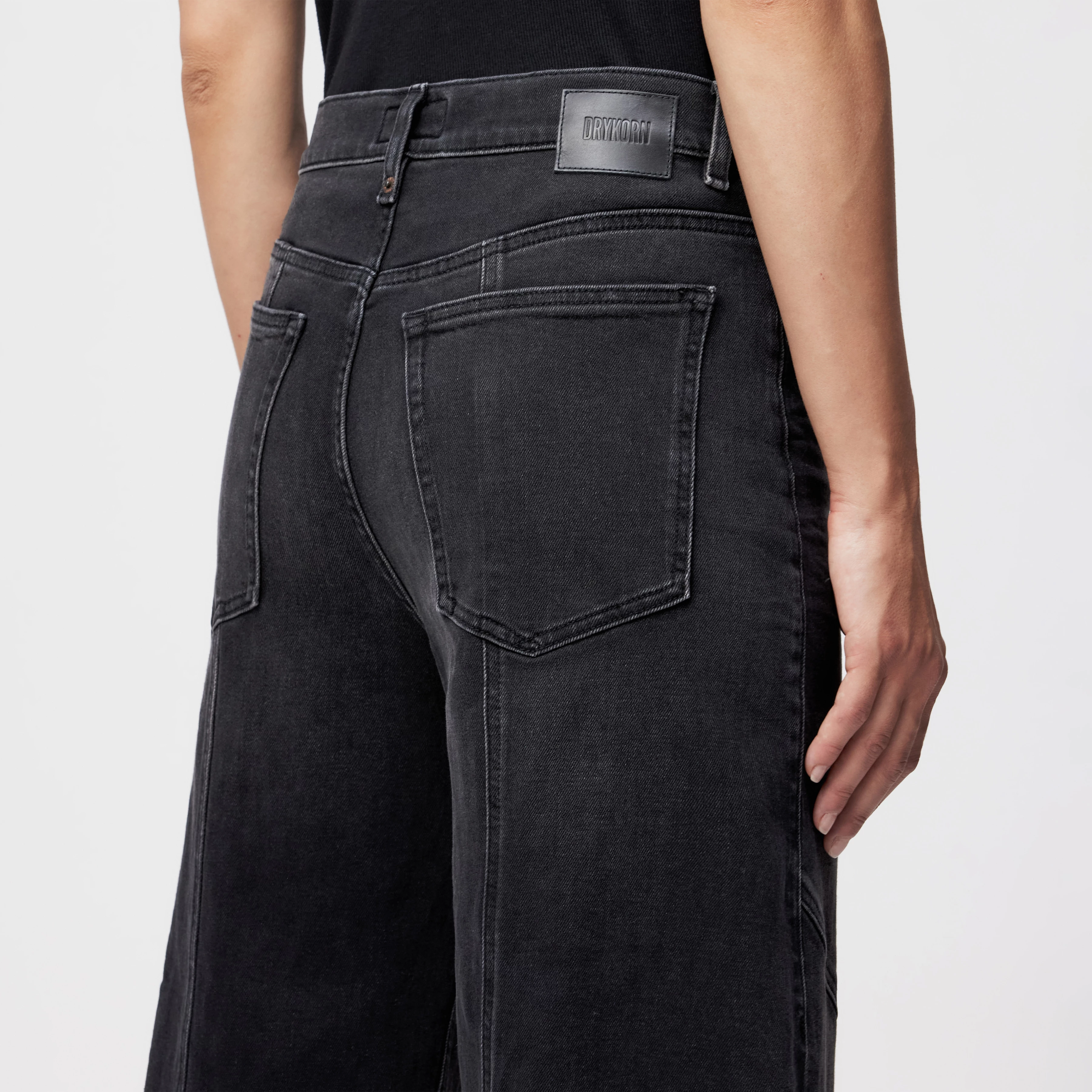 SWORE - 5-Pocket Jeans in Dark-Grey Denim - Damen - grau - Detailansicht am Model