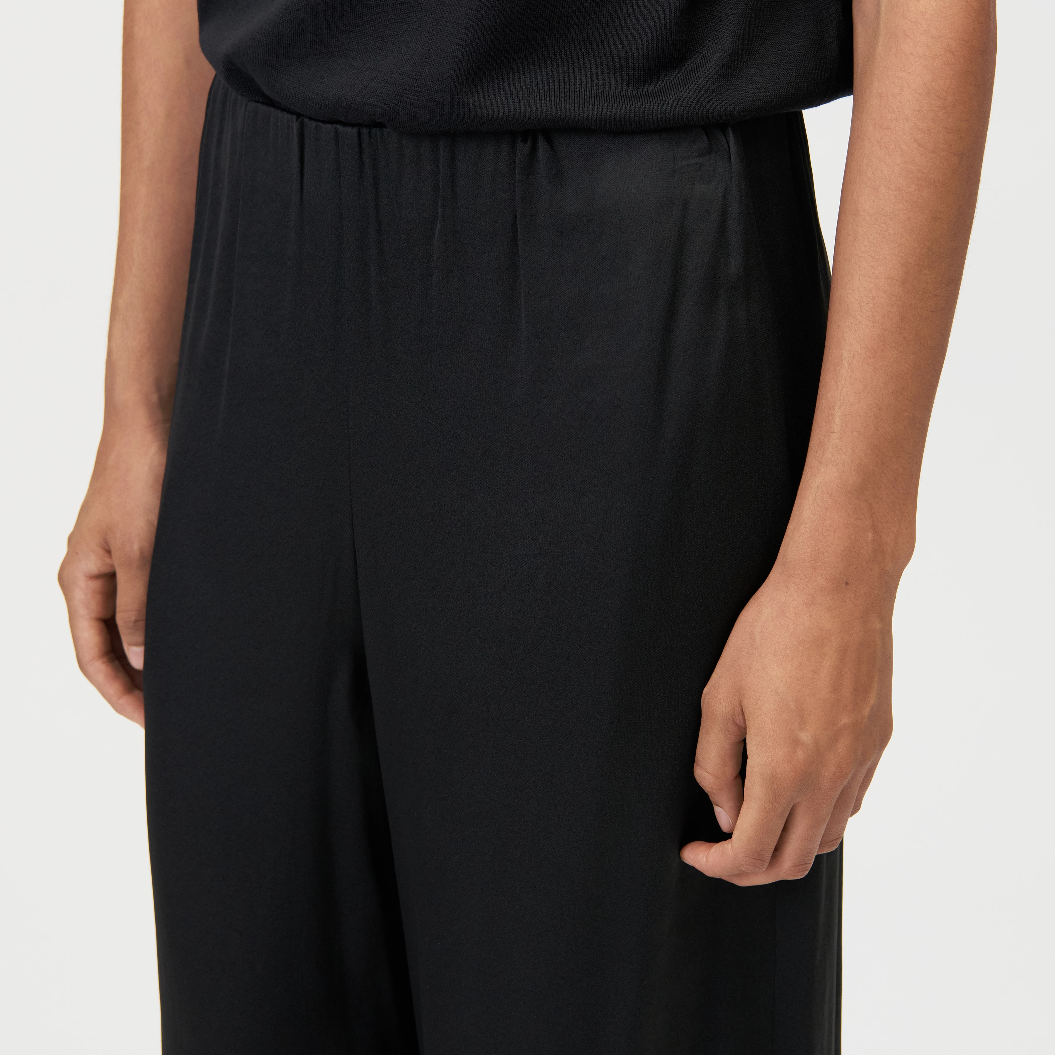 TWEEZER - Wide trousers in satin - women - black - Detailansicht am Model