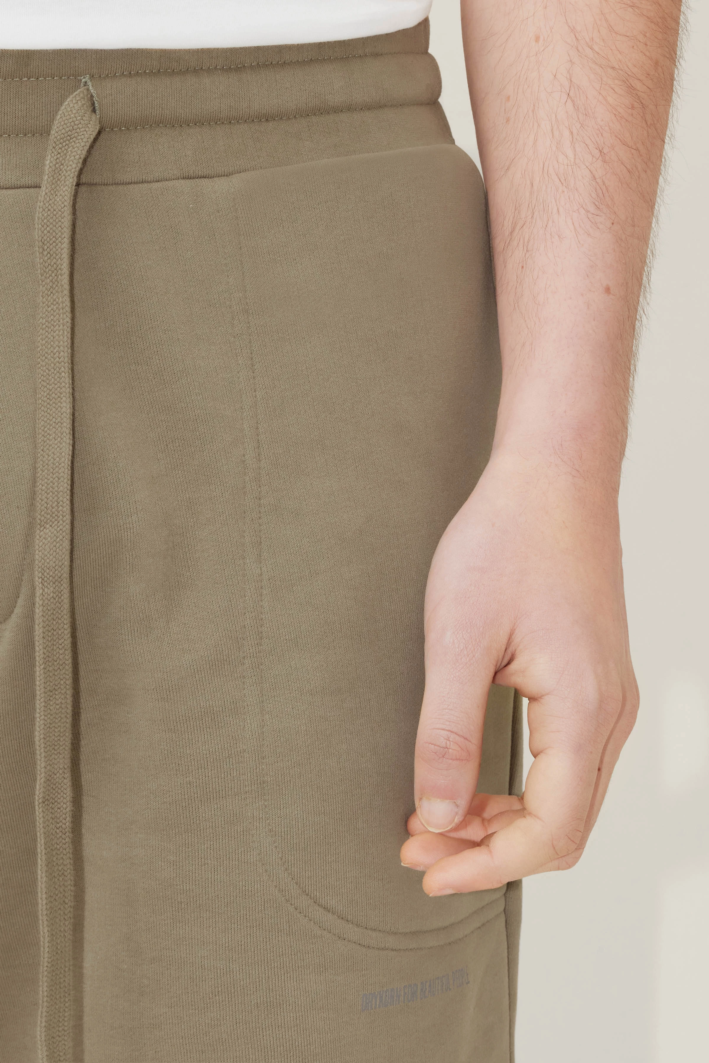 BREAK - relaxed fit sweatshorts - men - green - Seitenansicht