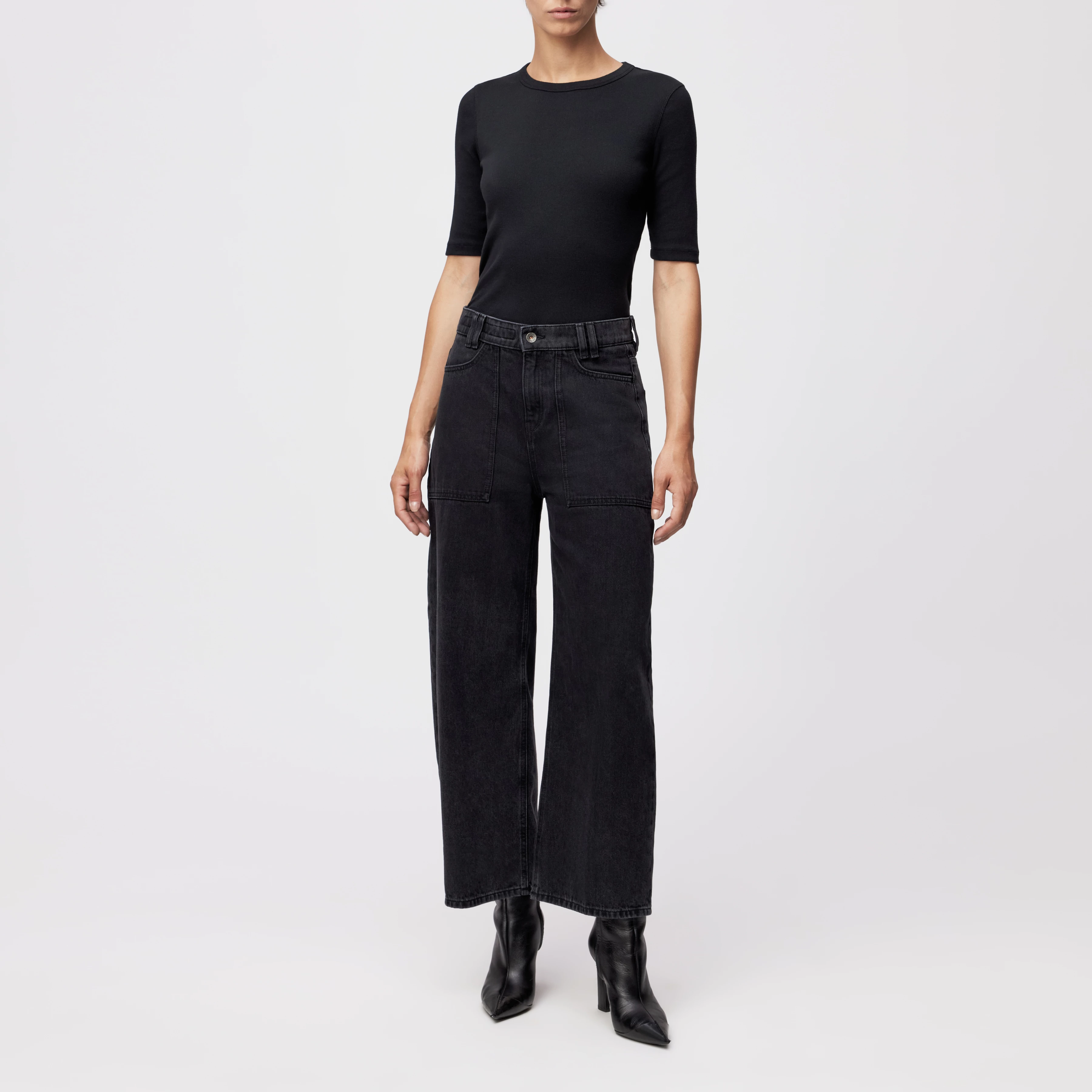DERIVE - Mid-Waist Jeans in Black Denim - Damen - schwarz - Ganzkörper-Frontansicht