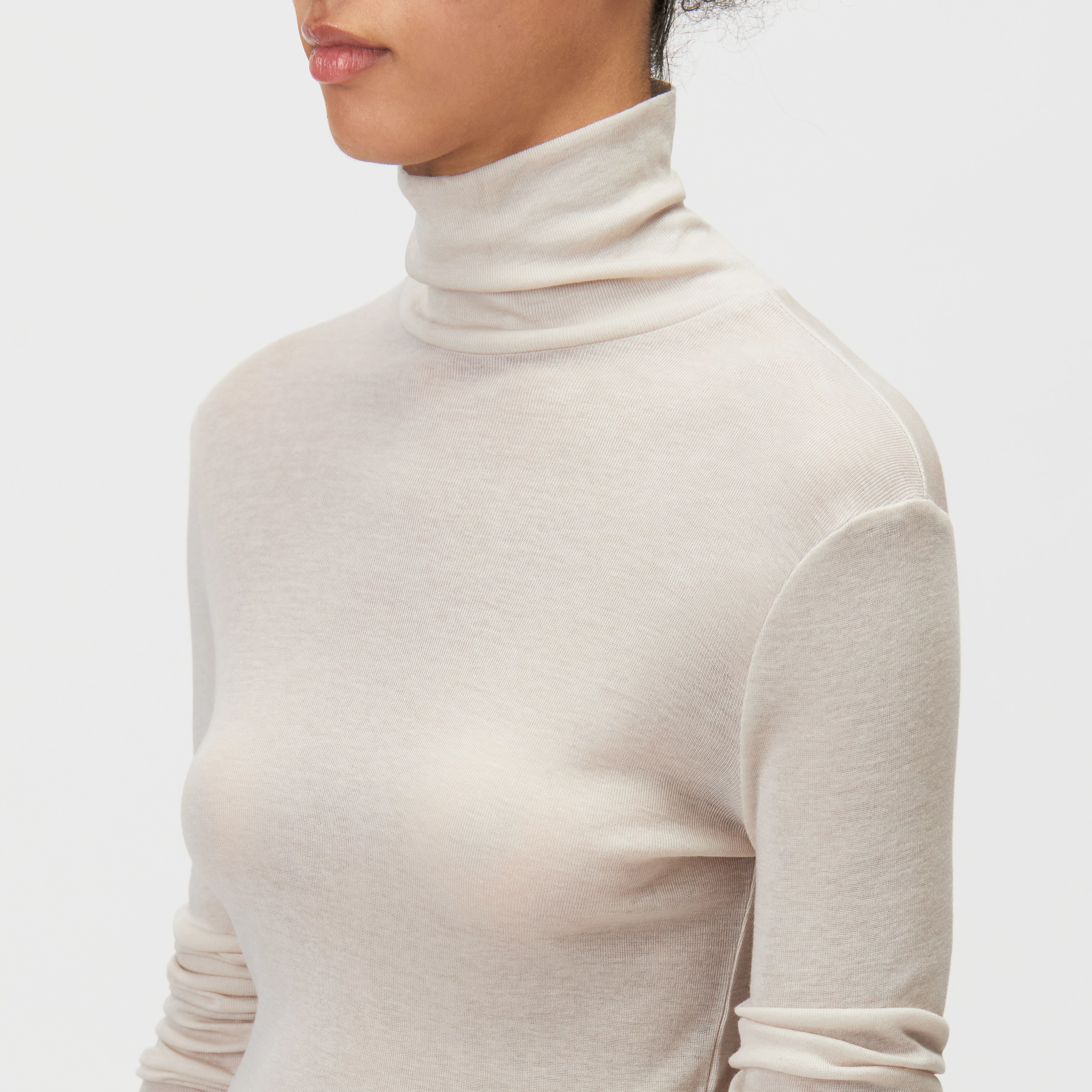 ZERAFNE - Slim long sleeve in lyocell-wool blend - women - beige - Detailansicht am Model