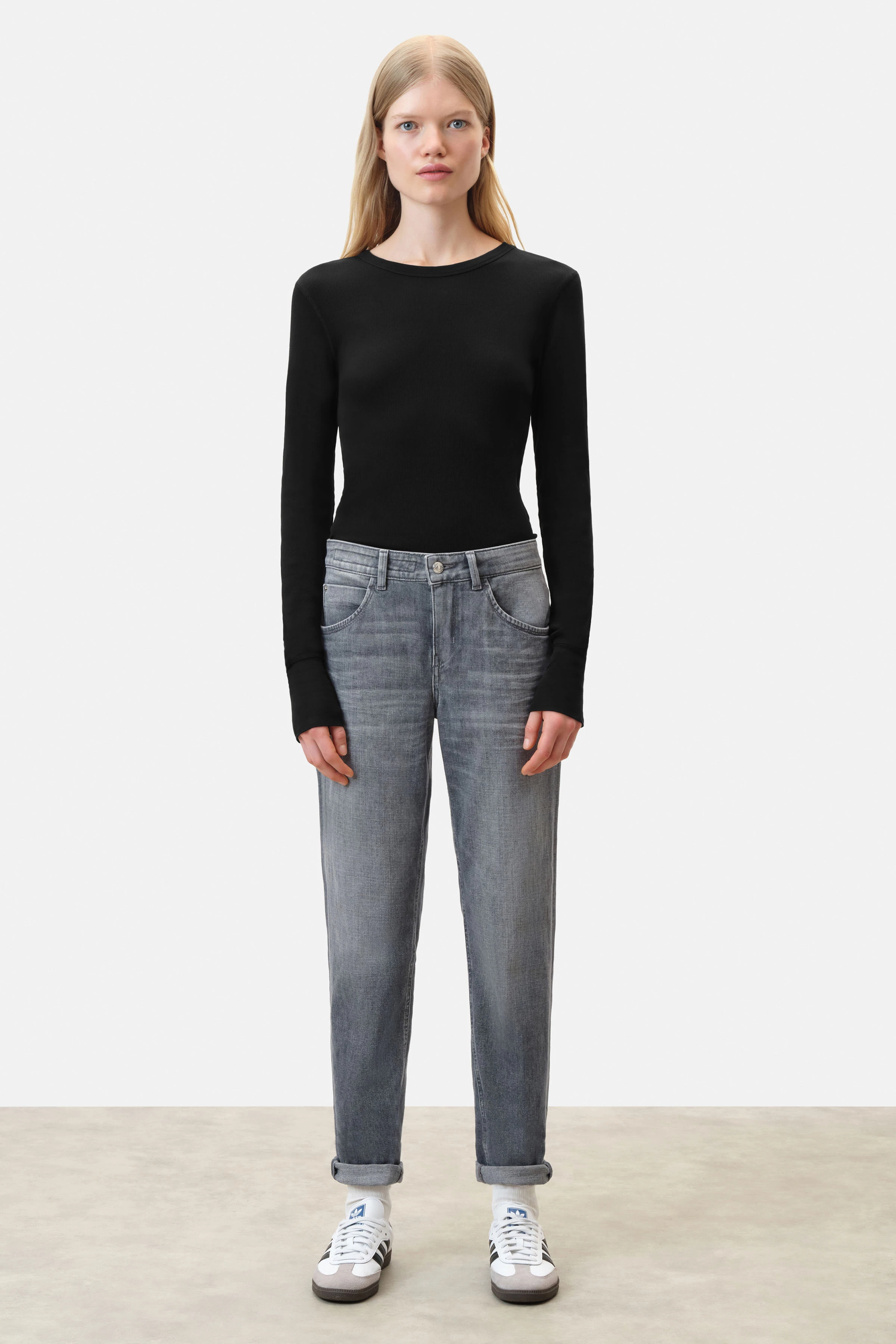 LIKE - Girlfriend-Jeans mit Krempelsaum in soft-touch Denim mit Used-Effekten - Damen - grau - Ganzkörper-Frontansicht