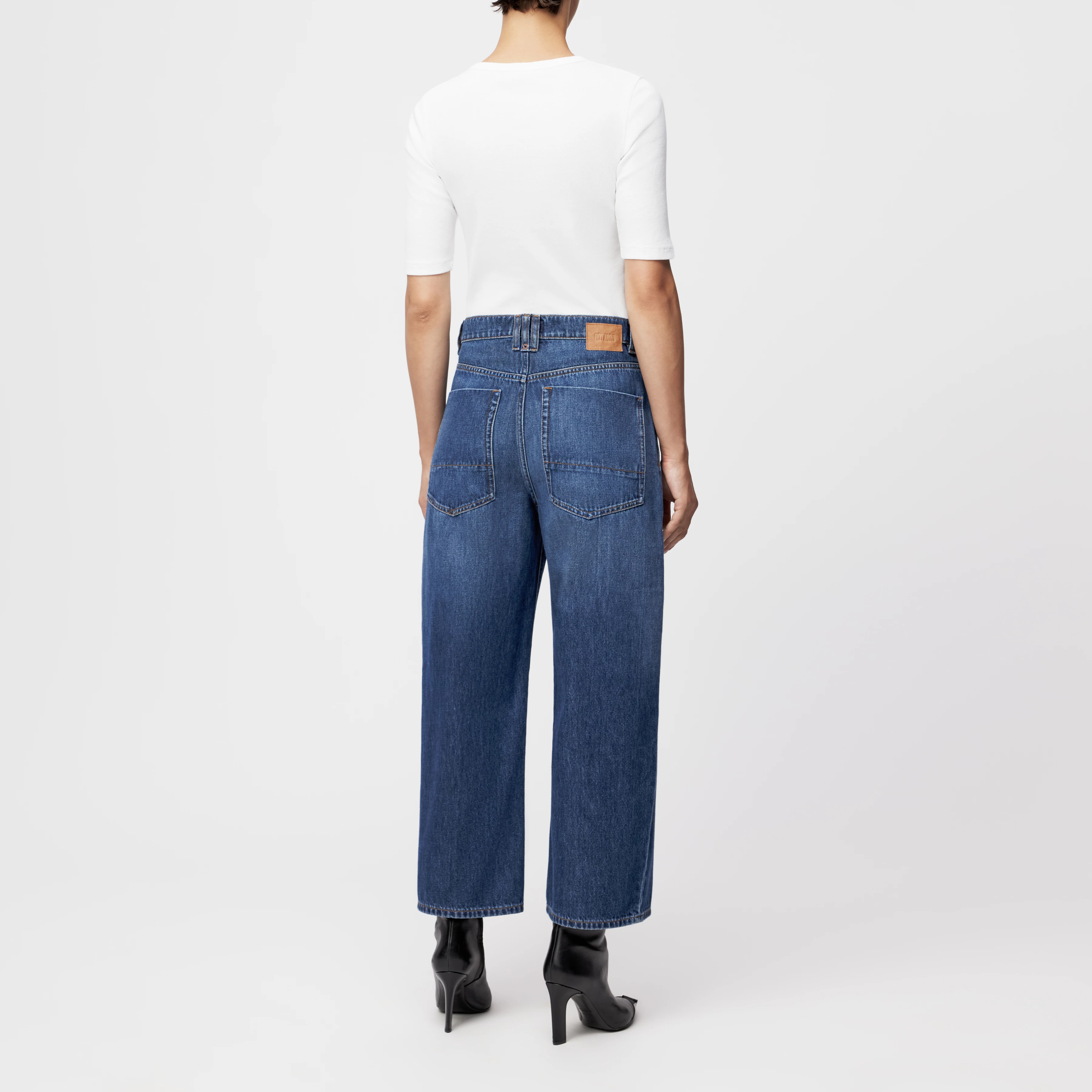 DERIVE - Mid-Waist Jeans in Mid-Blue Denim - Damen - blau - Rückansicht