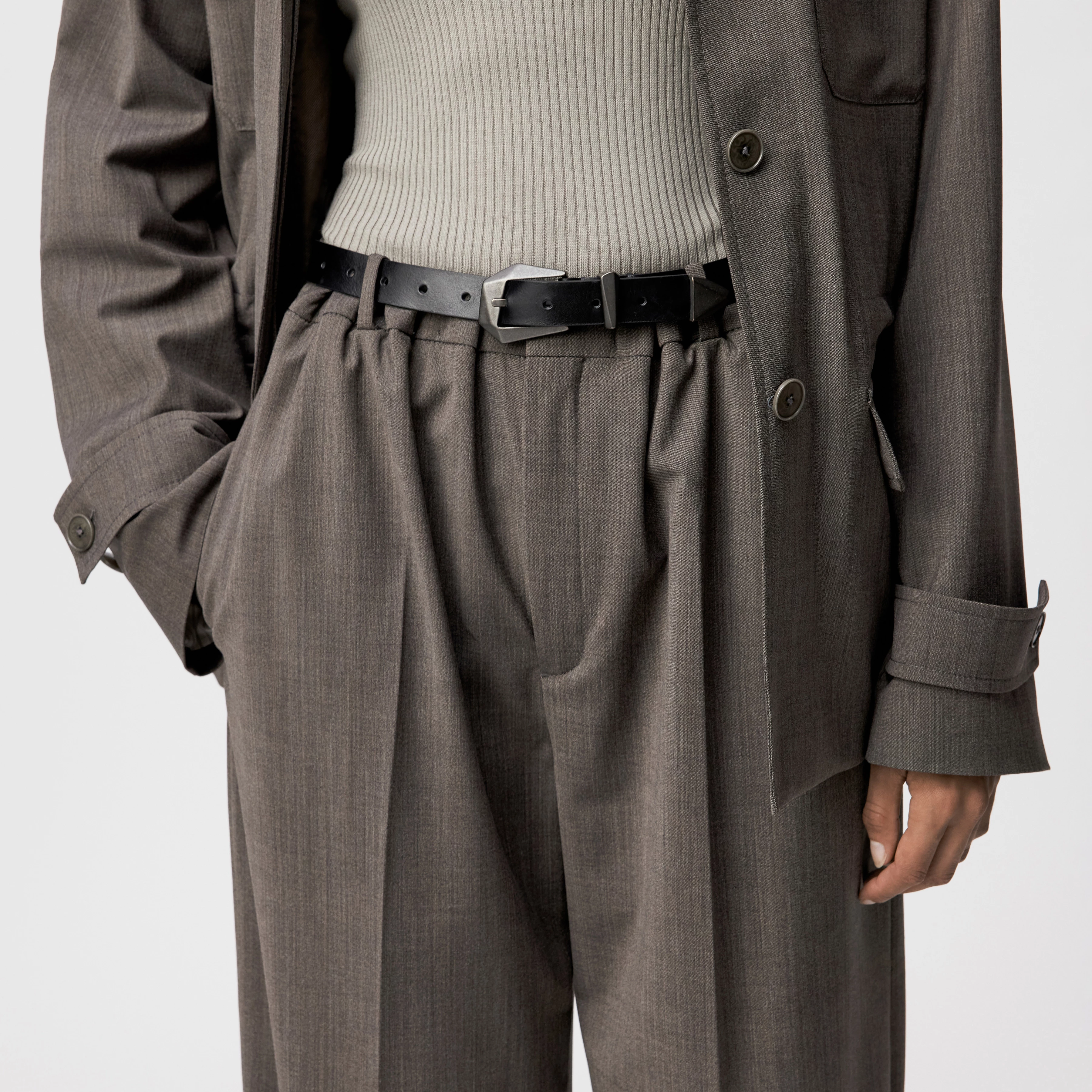 SIORA - Gürtel in Leder - Unisex - schwarz - Detailansicht am Model