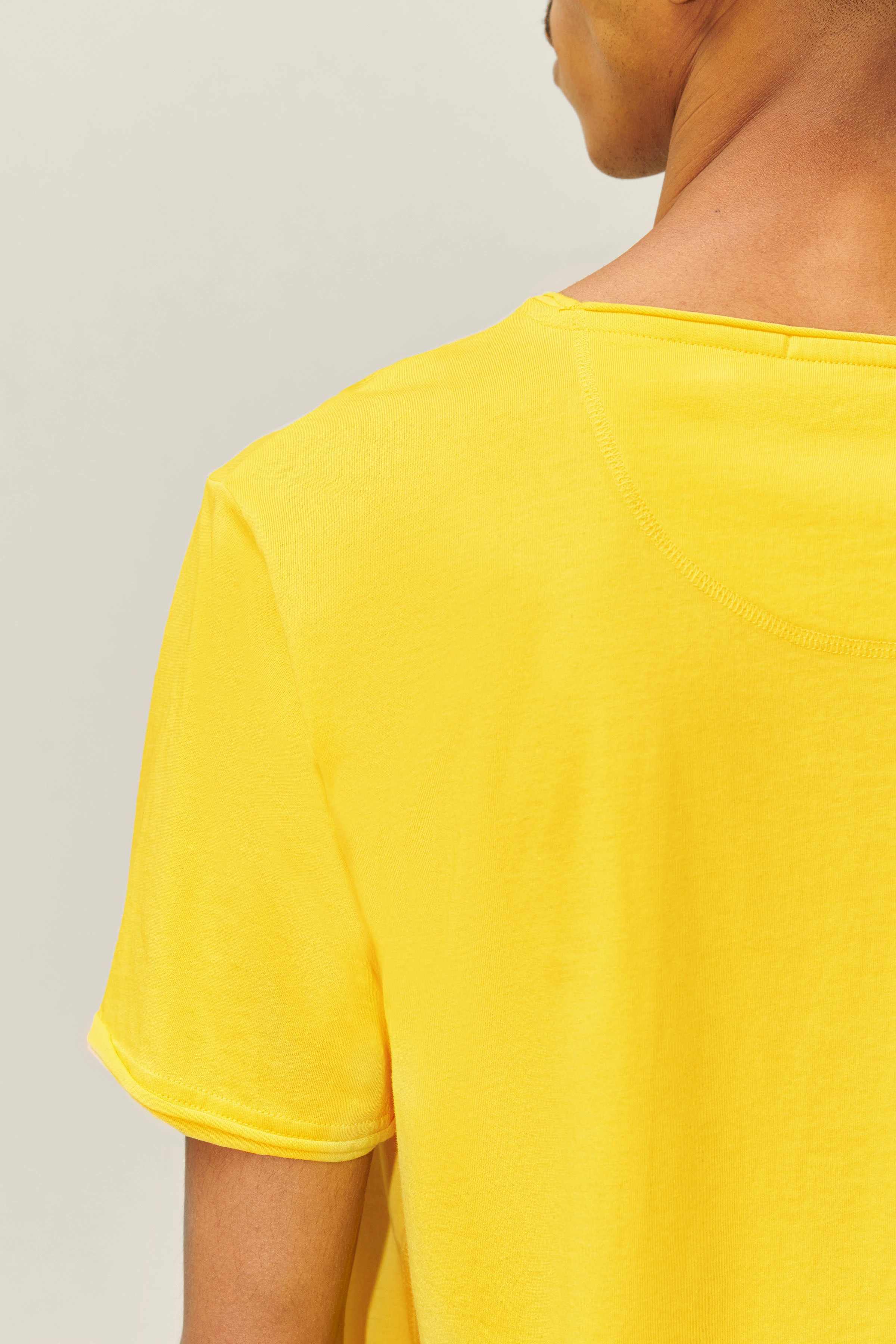 KENDRICK - Lockeres T-Shirt aus Baumwolle - Herren - gelb - Detailansicht am Model