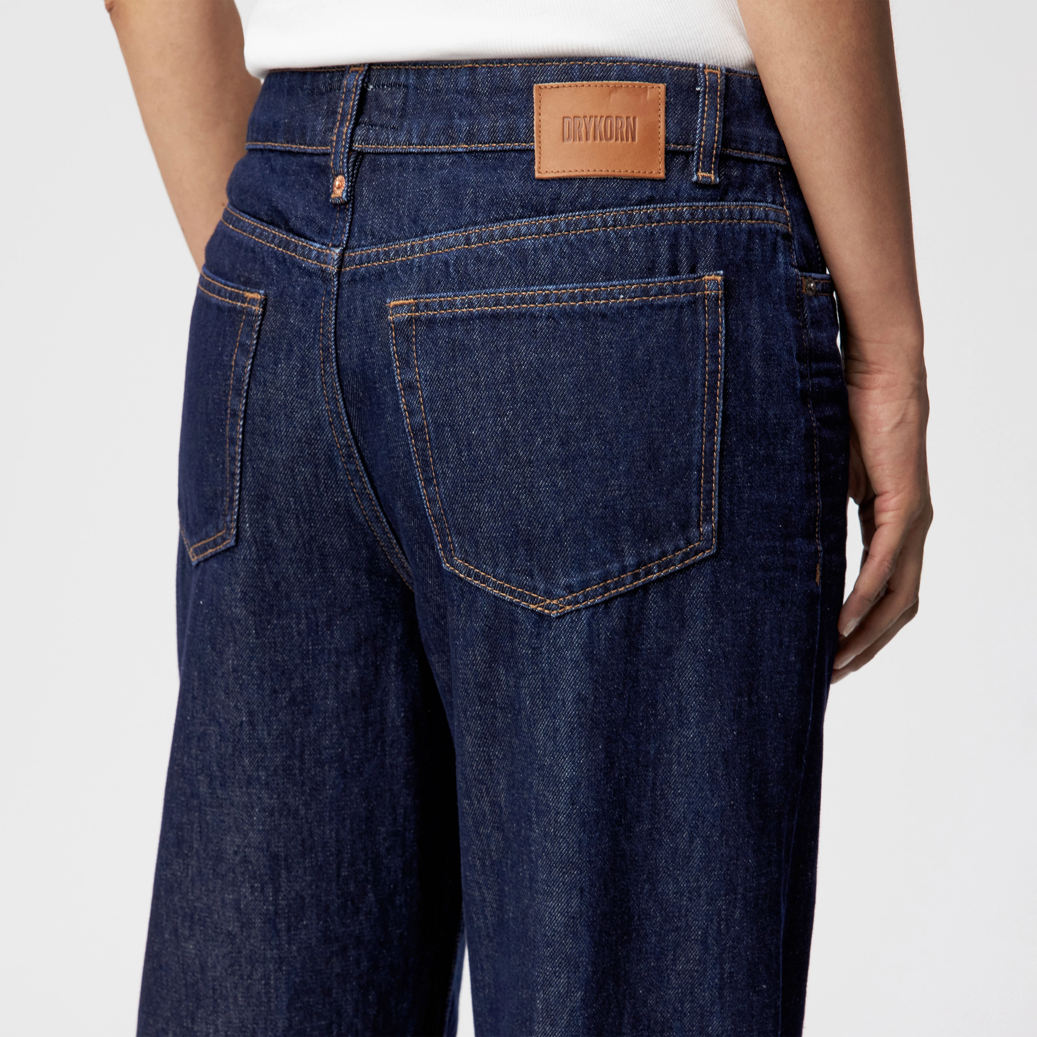 MEDLEY_2 - Mid-Waist Jeans in Mid-Blue Denim - Damen - blau - Detailansicht am Model