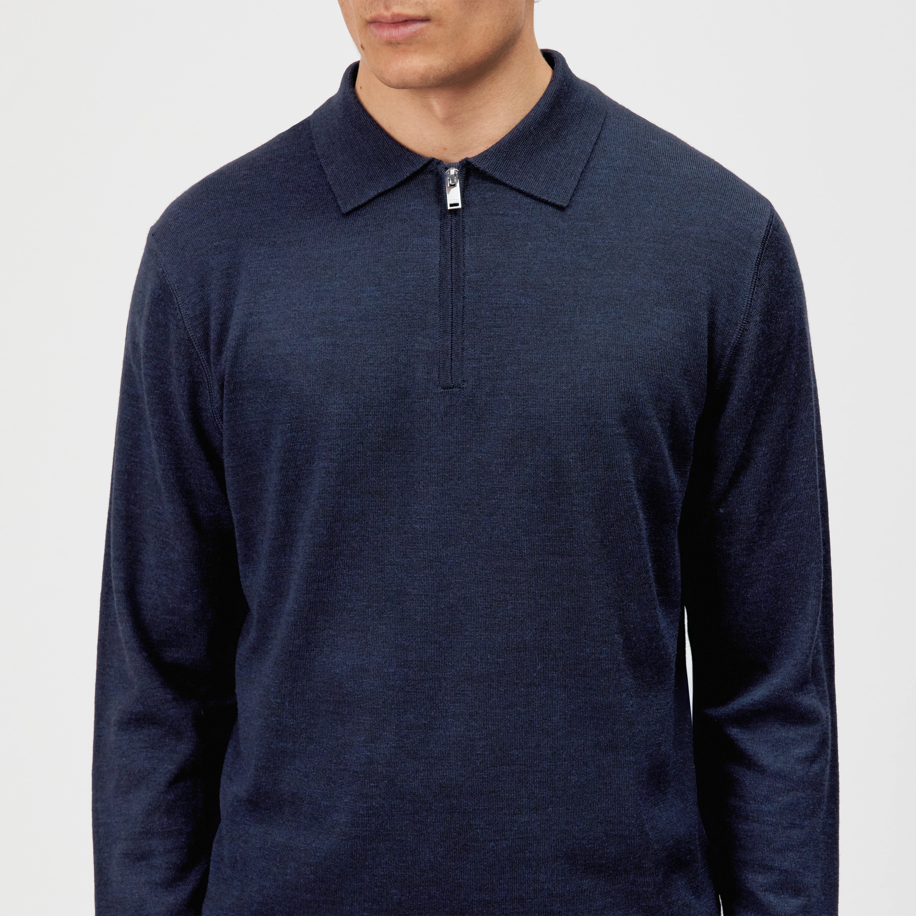HALVVA - Langarm Poloshirt in reiner Schurwolle - Herren - blau - Detailansicht am Model