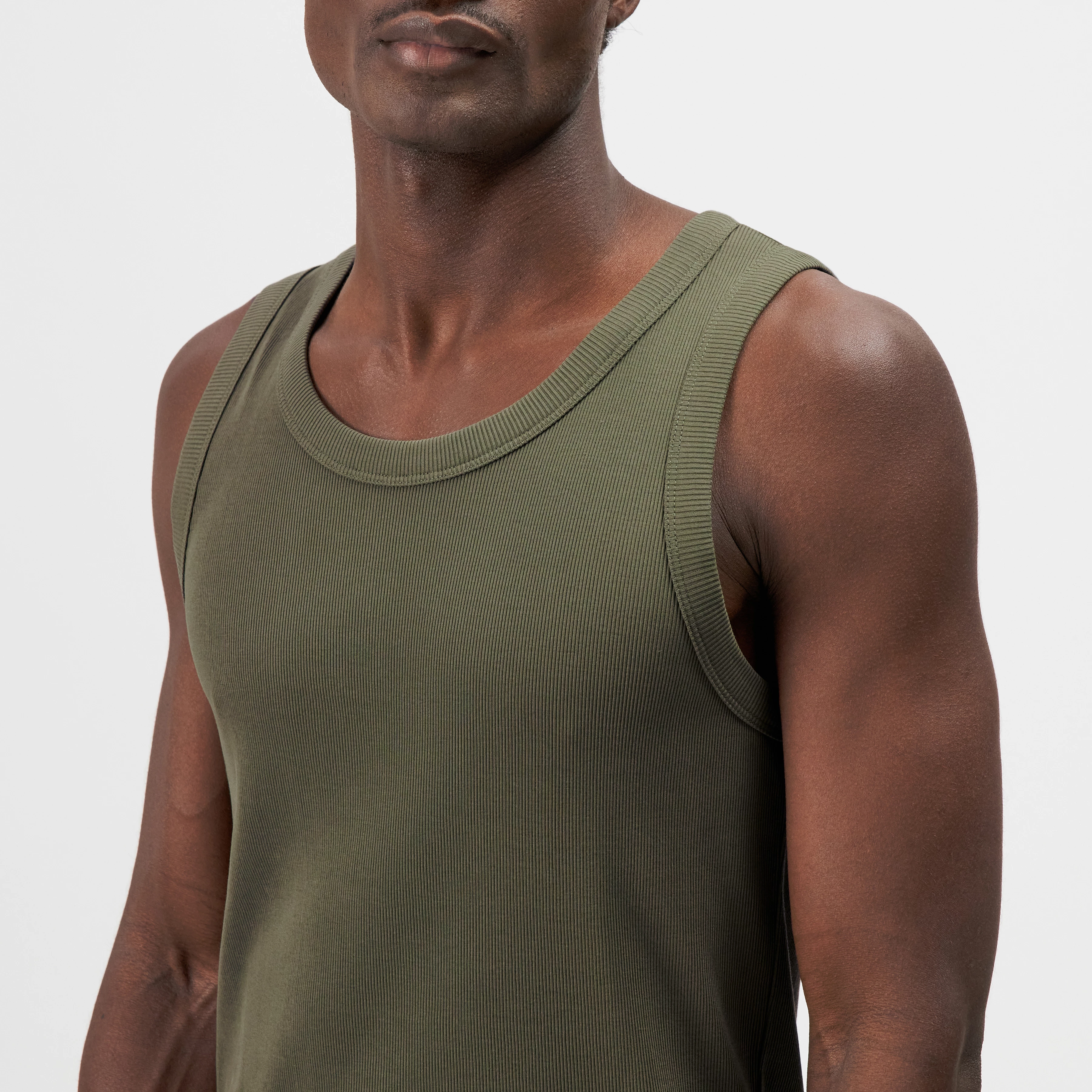 NATHAN - Body-fitted ribbed cotton tank top - men - green - Detailansicht am Model