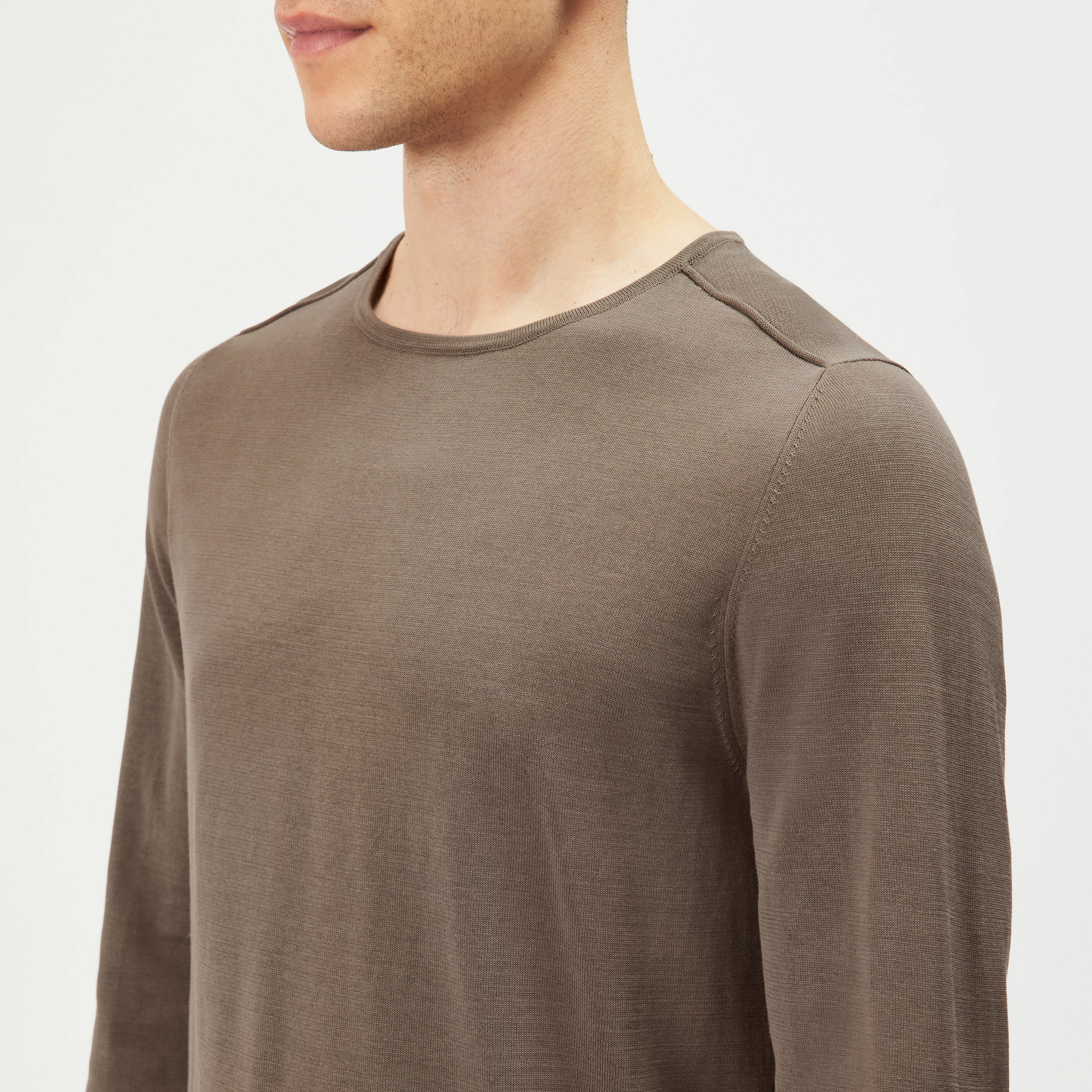 RIKONO - Knitted jumper in clean cotton - men - brown - Detailansicht am Model