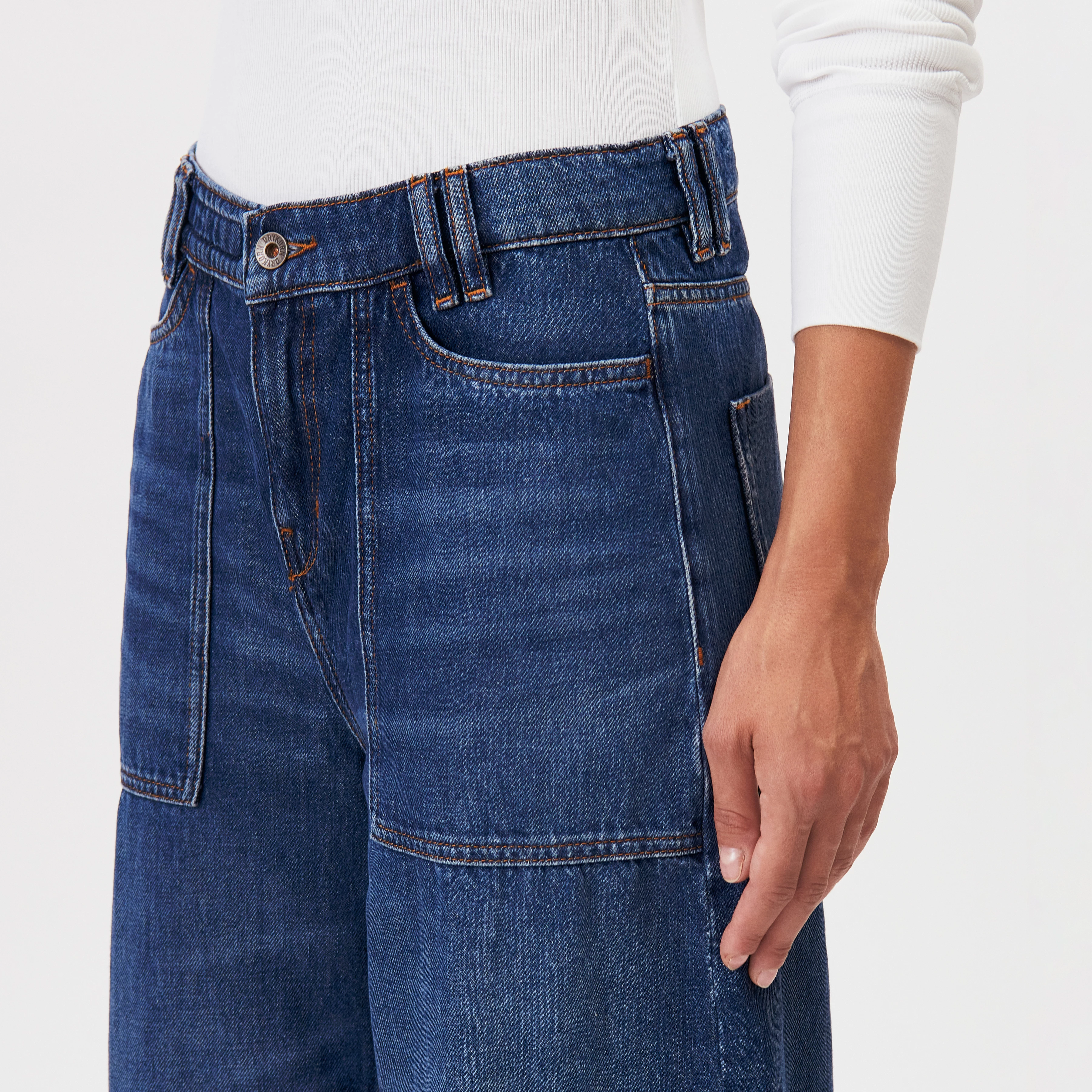 DERIVE - Mid-rise jeans in mid-blue denim - women - blue - Detailansicht am Model