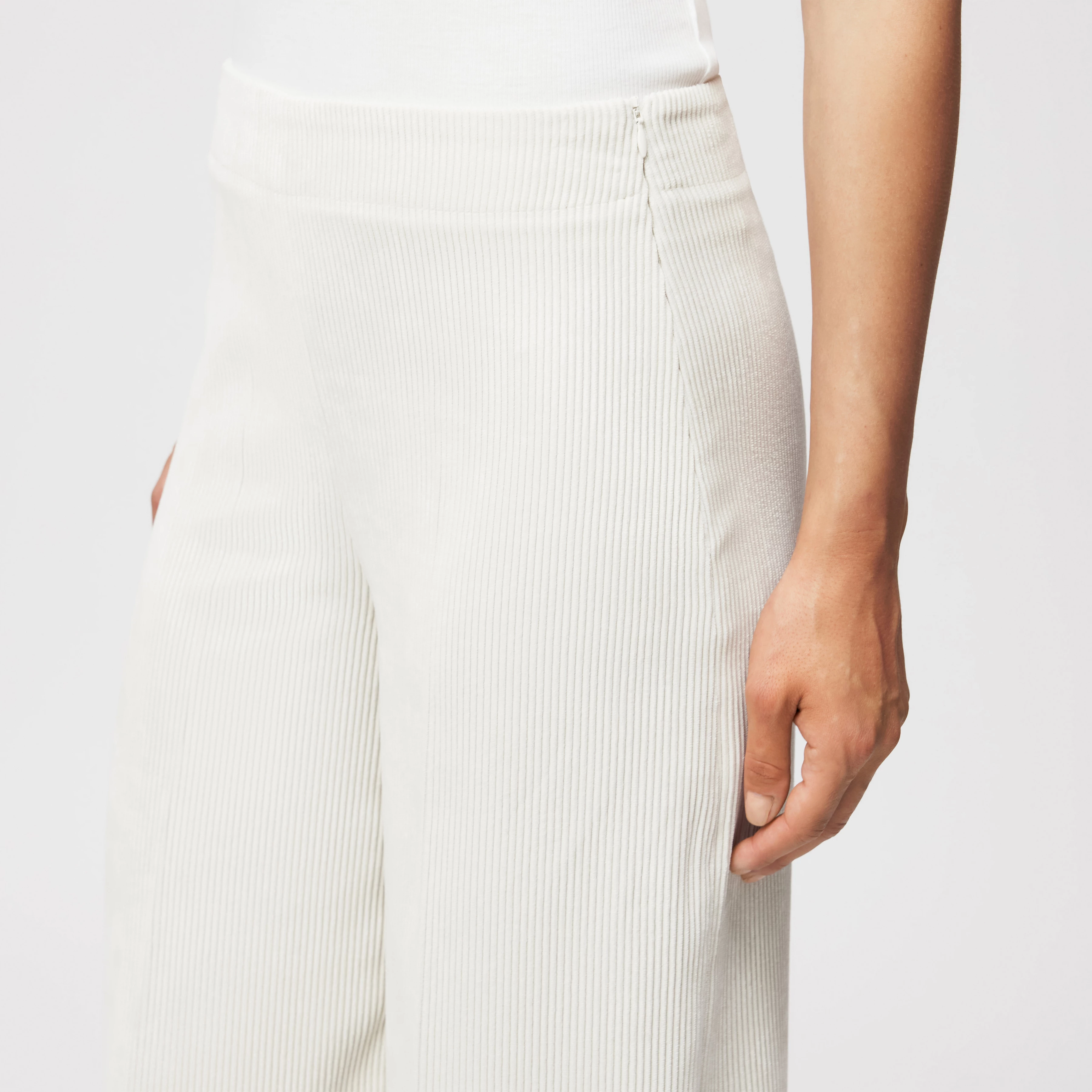 BEFORE - Marlenehose in Cord - Damen - off white - Detailansicht am Model