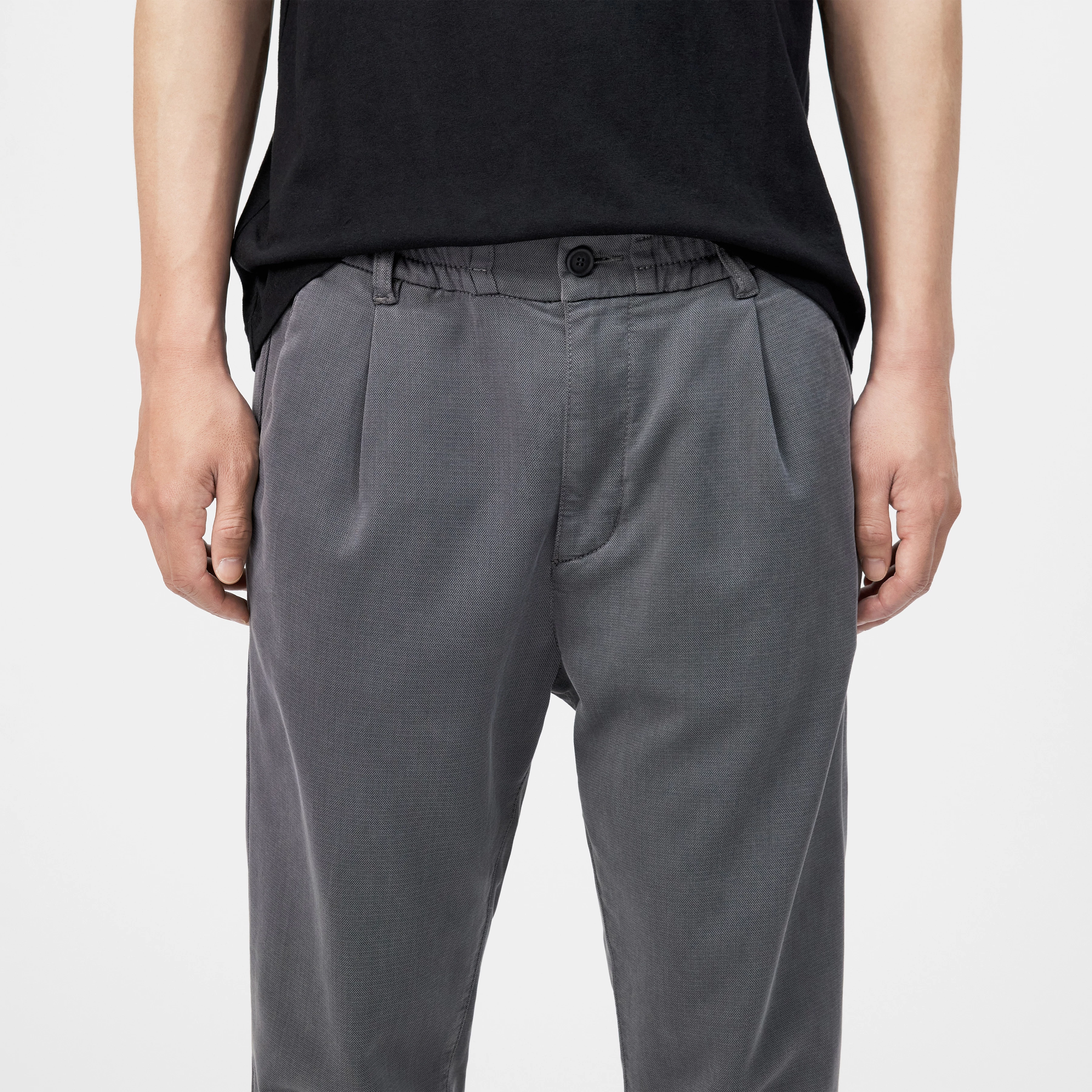 CHASY_RGLR - Casual trousers with pleats in a lyocell-cotton blend - men - grey - Detailansicht am Model