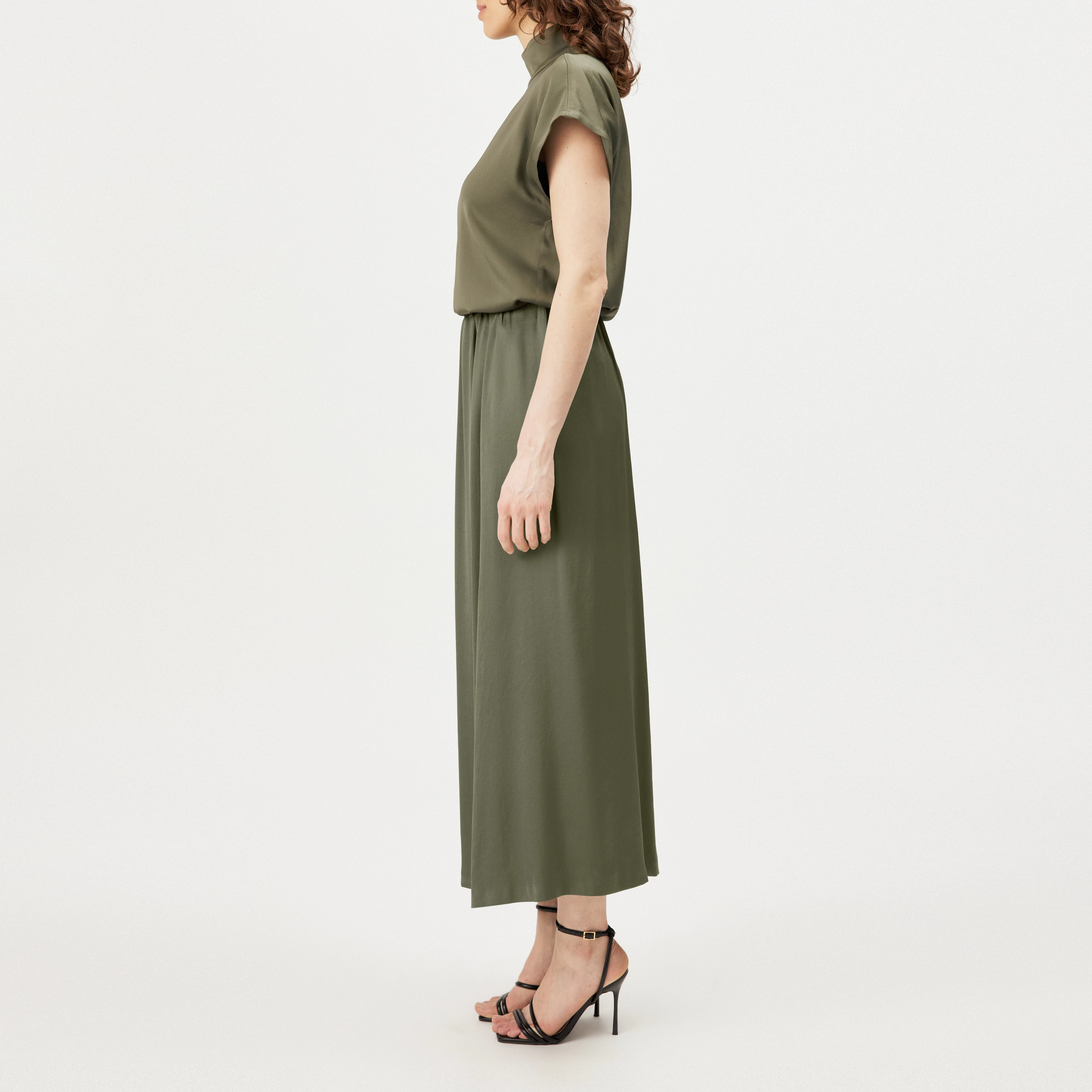 IDONEA - Mid-length skirt with elasticated waistband in satin - women - green - Seitenansicht