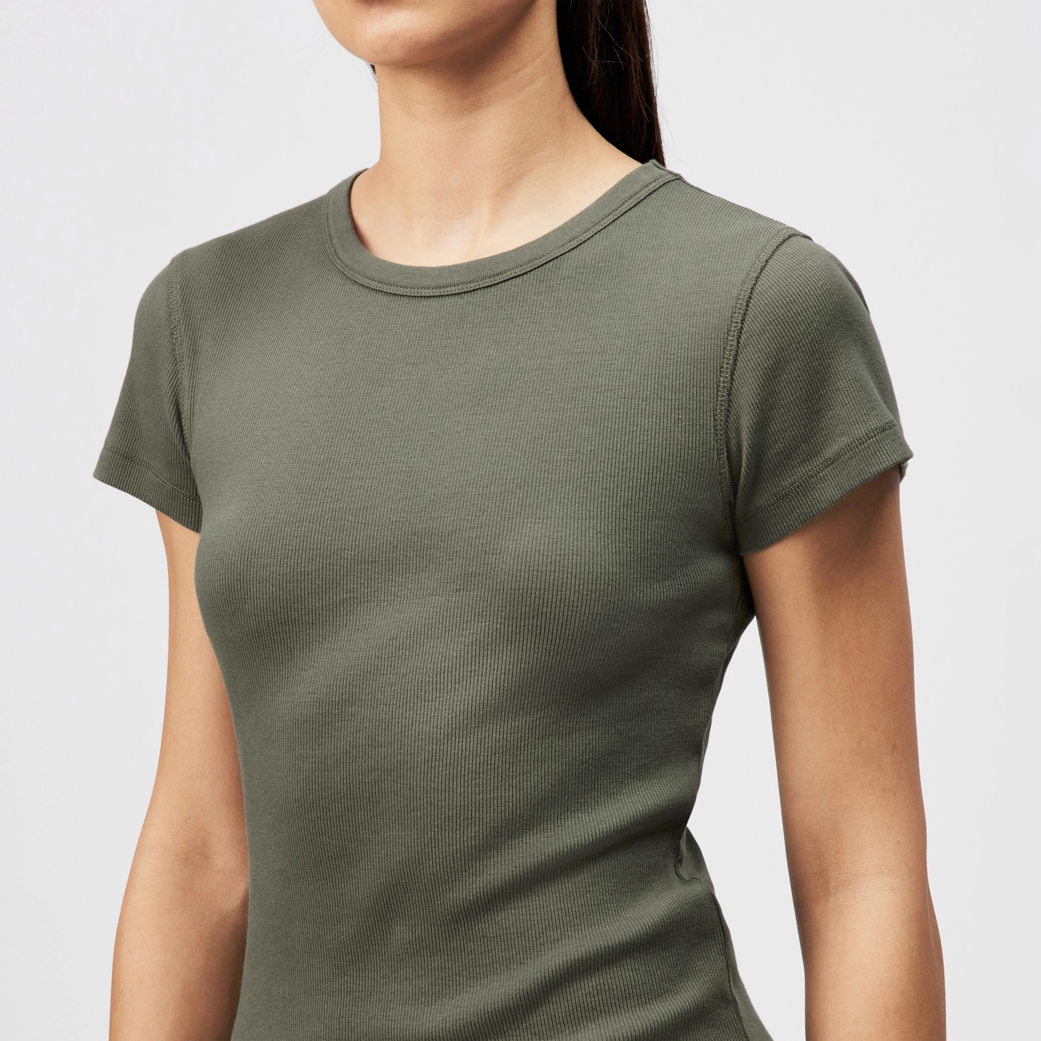 KOALE - Schmales T-Shirt in Baumwoll-Rippe - Damen - grün - Detailansicht am Model