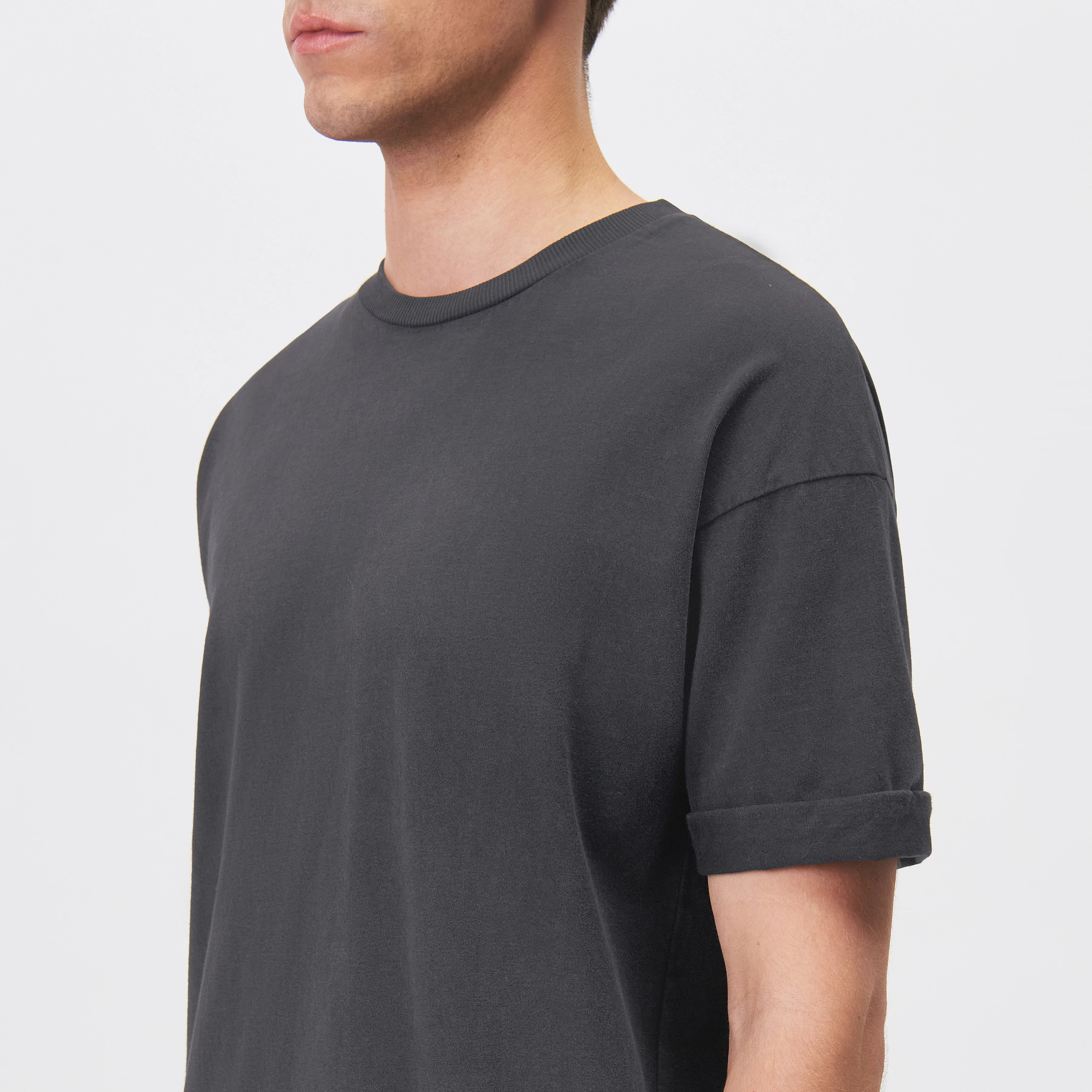 THILO - Relaxed Fit T-Shirt in softer Baumwolle und Washed Look - Herren - grau - Detailansicht am Model