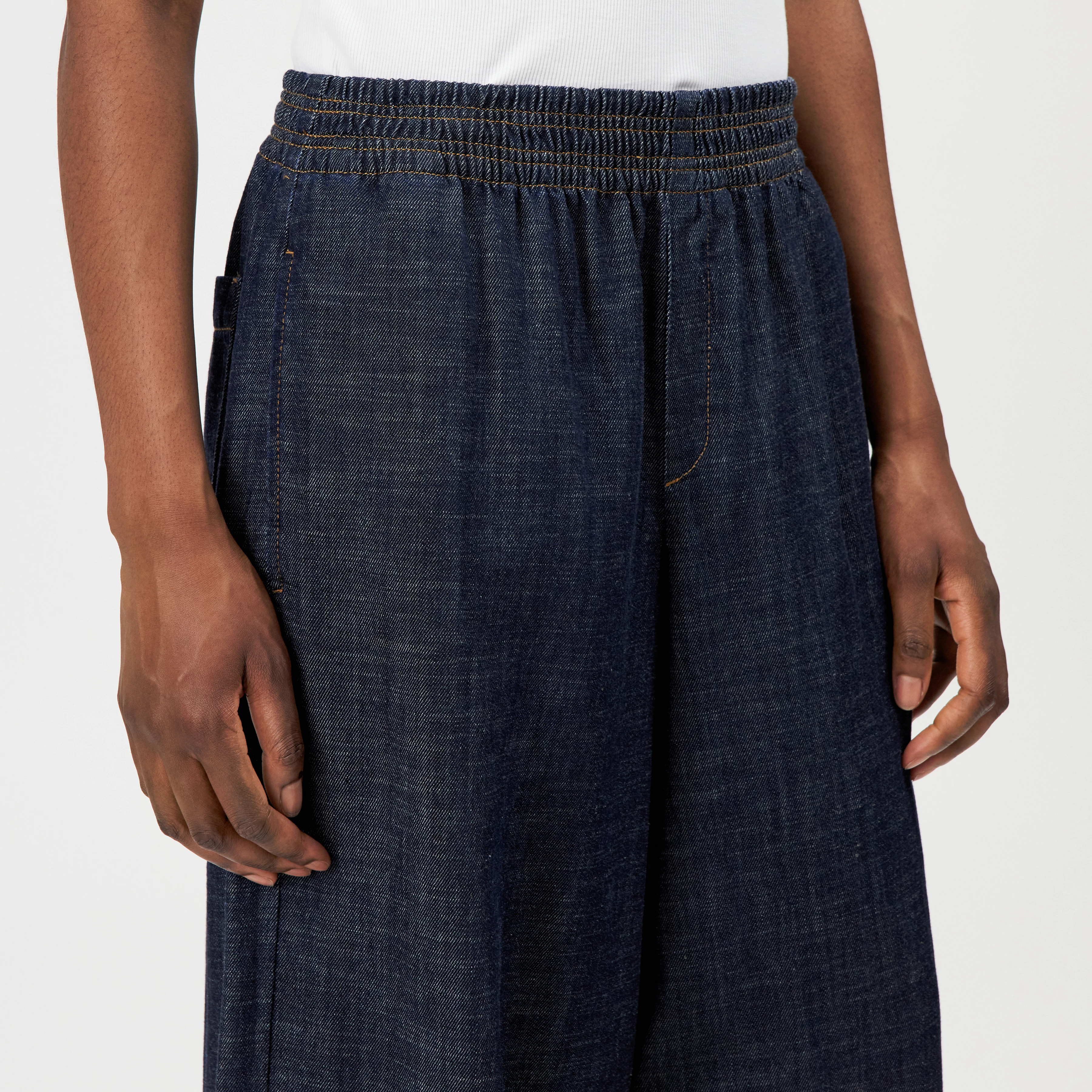 CEILING - Wide-leg trousers in linen-blend denim - women - blue - Detailansicht am Model