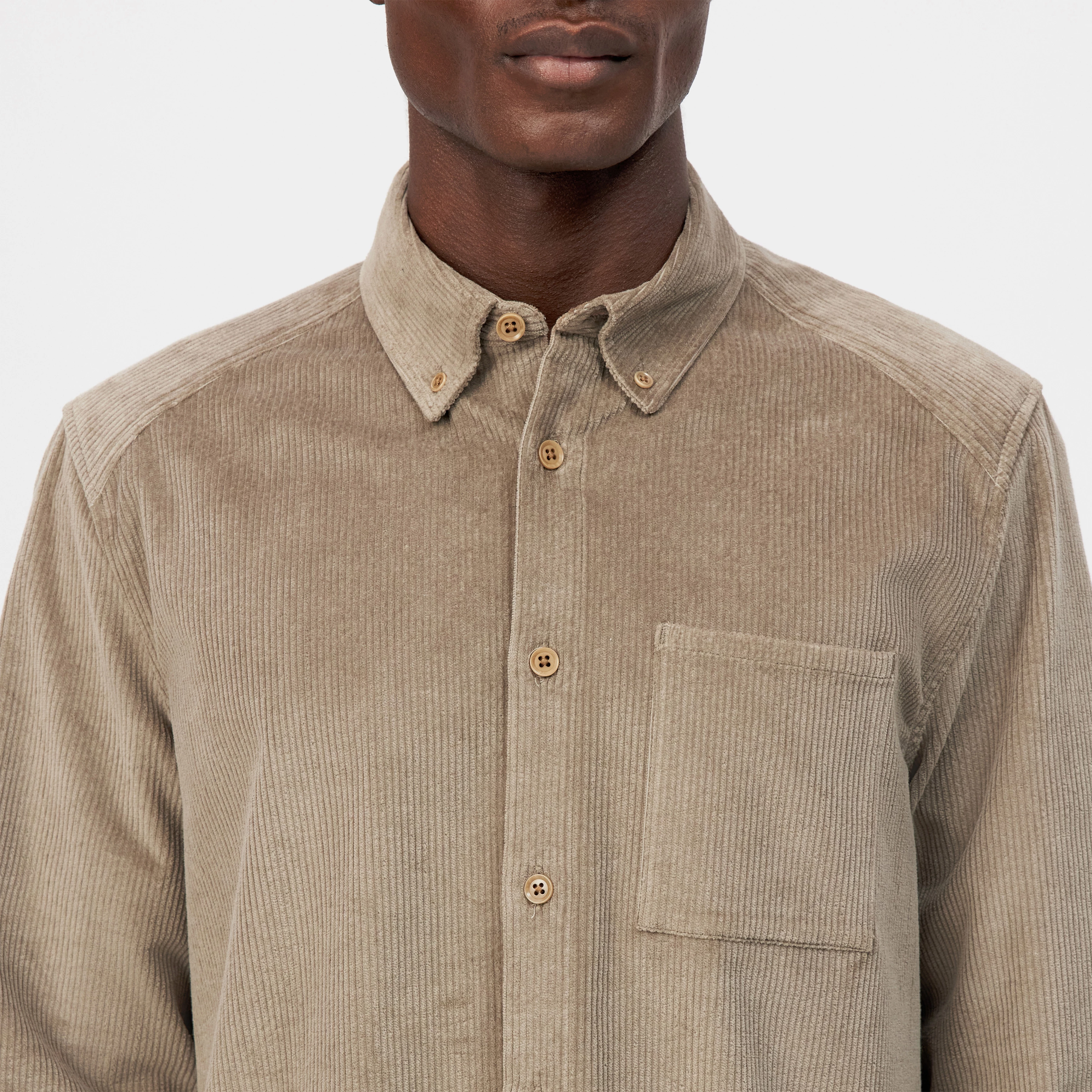 LIET_3 - Button-Down Hemd in Baumwoll-Cord - Herren - braun - Detailansicht am Model