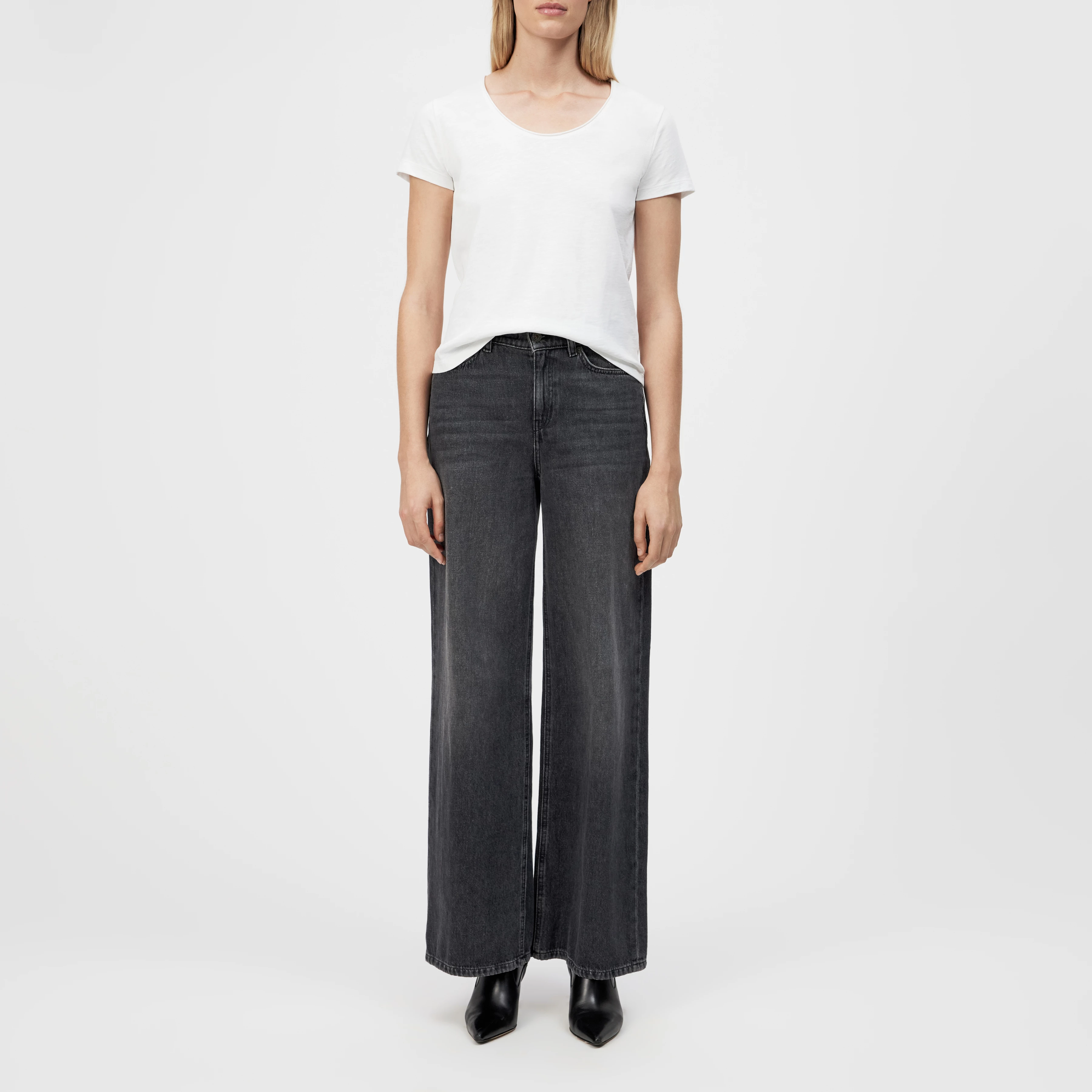 NAVIVI - Pure cotton T-shirt - women - white - Ganzkörper-Frontansicht