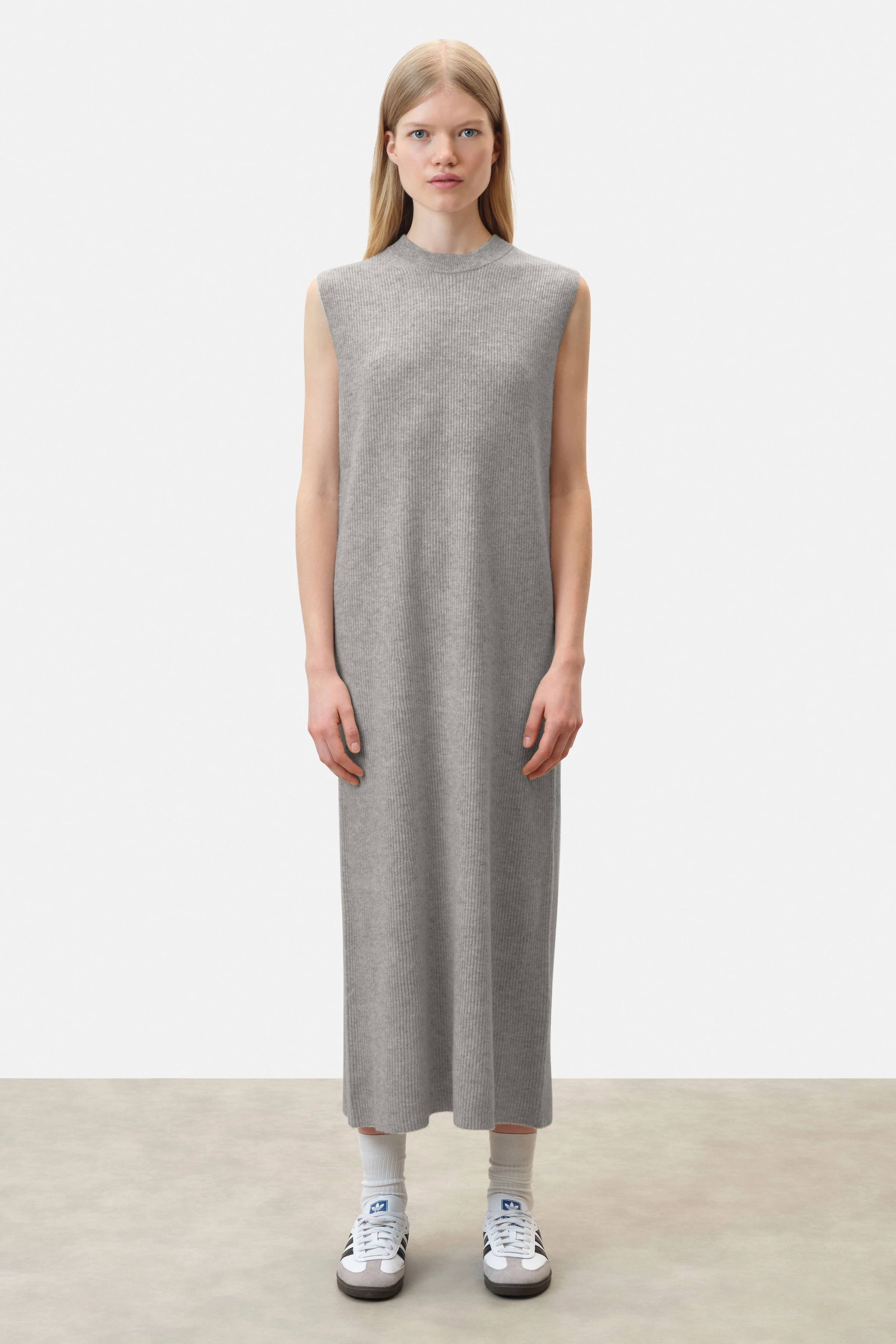 ELYRA - Ärmelloses Strickkleid mit Rundhals in Schurwolle - Damen - grau - Ganzkörper-Frontansicht