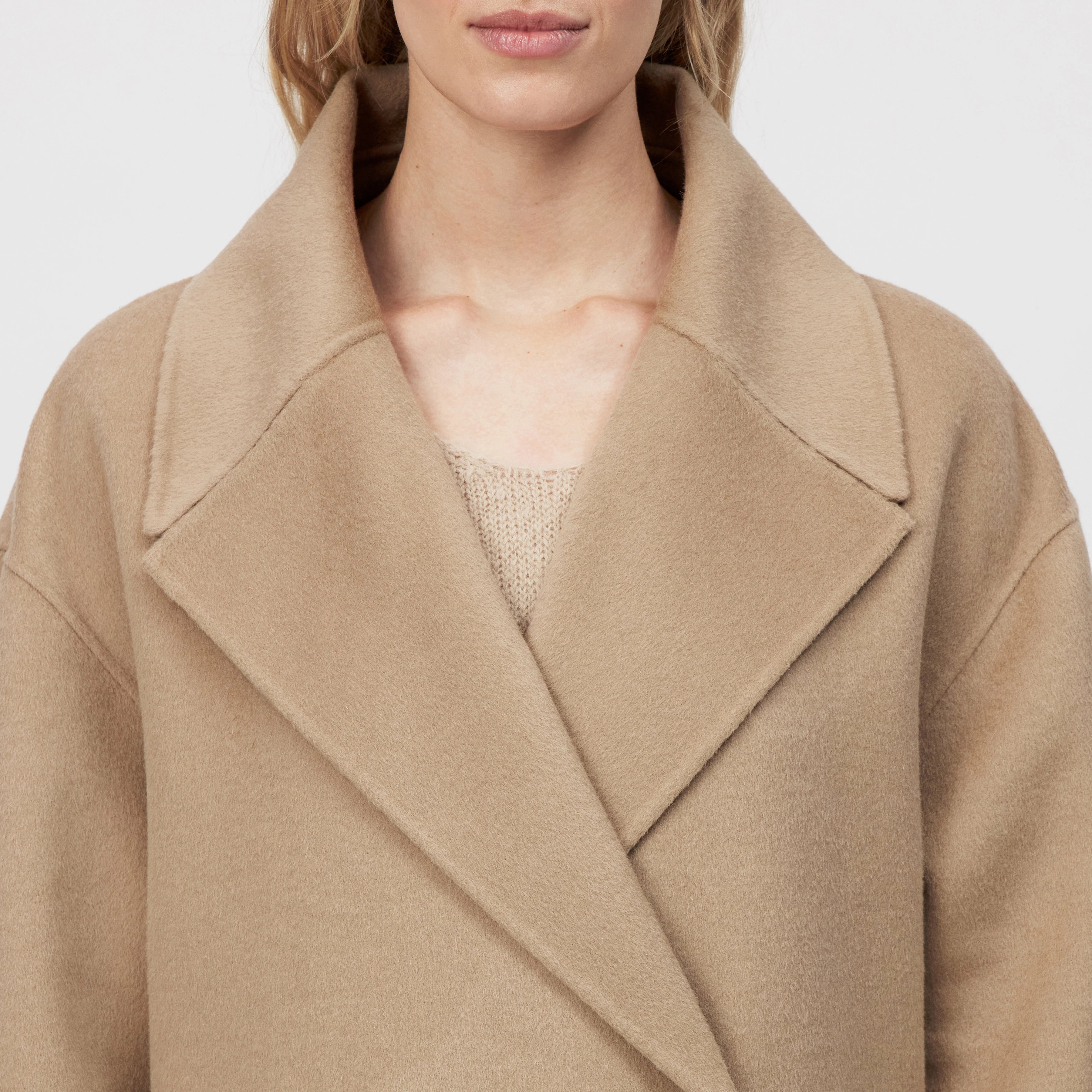 BUDBY_2 - Hüllenmantel mit Bindegürtel in Woll-Doubleface - Damen - braun - Detailansicht am Model