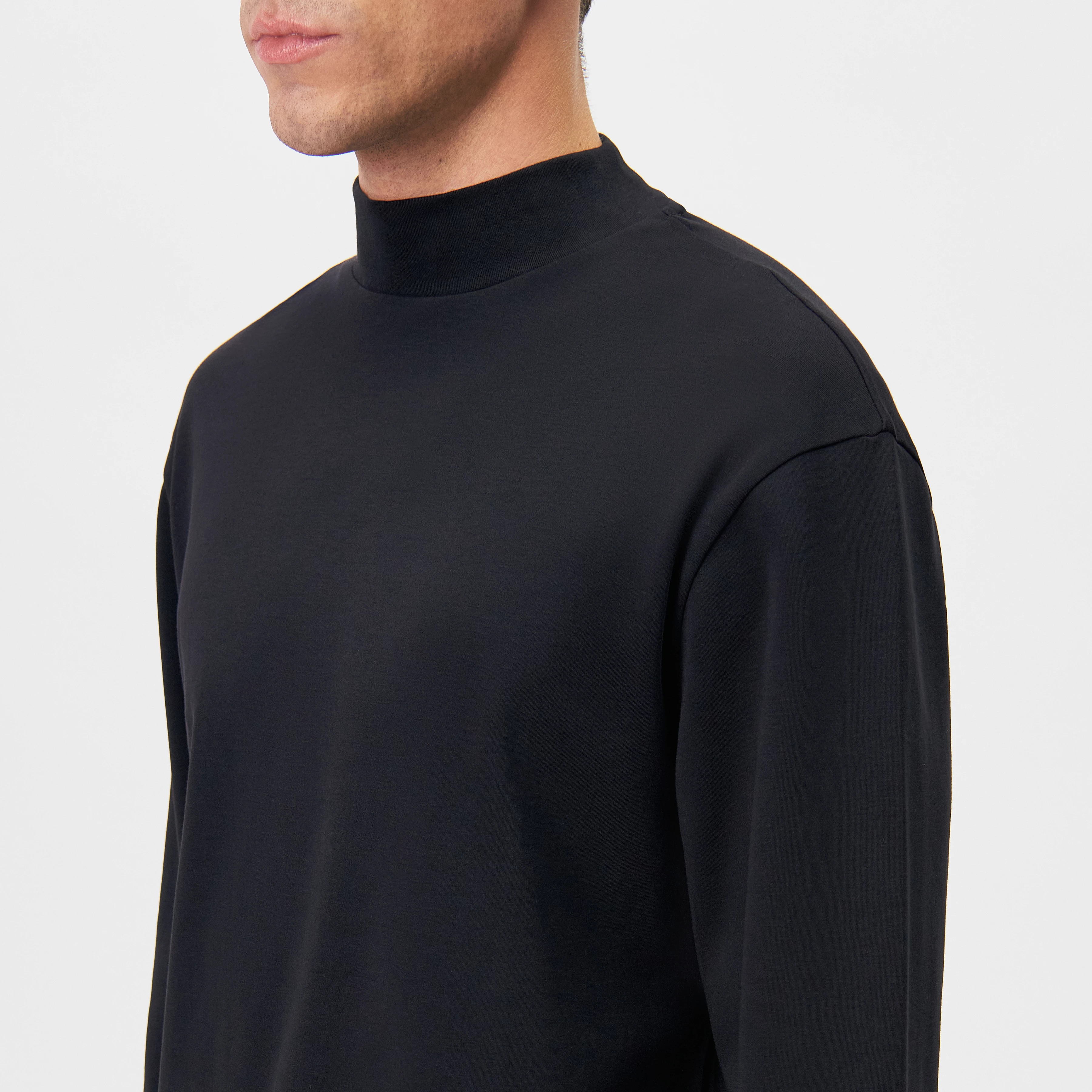 MORITZO - Long-sleeved top with stand-up collar in stretch cotton - men - black - Detailansicht am Model