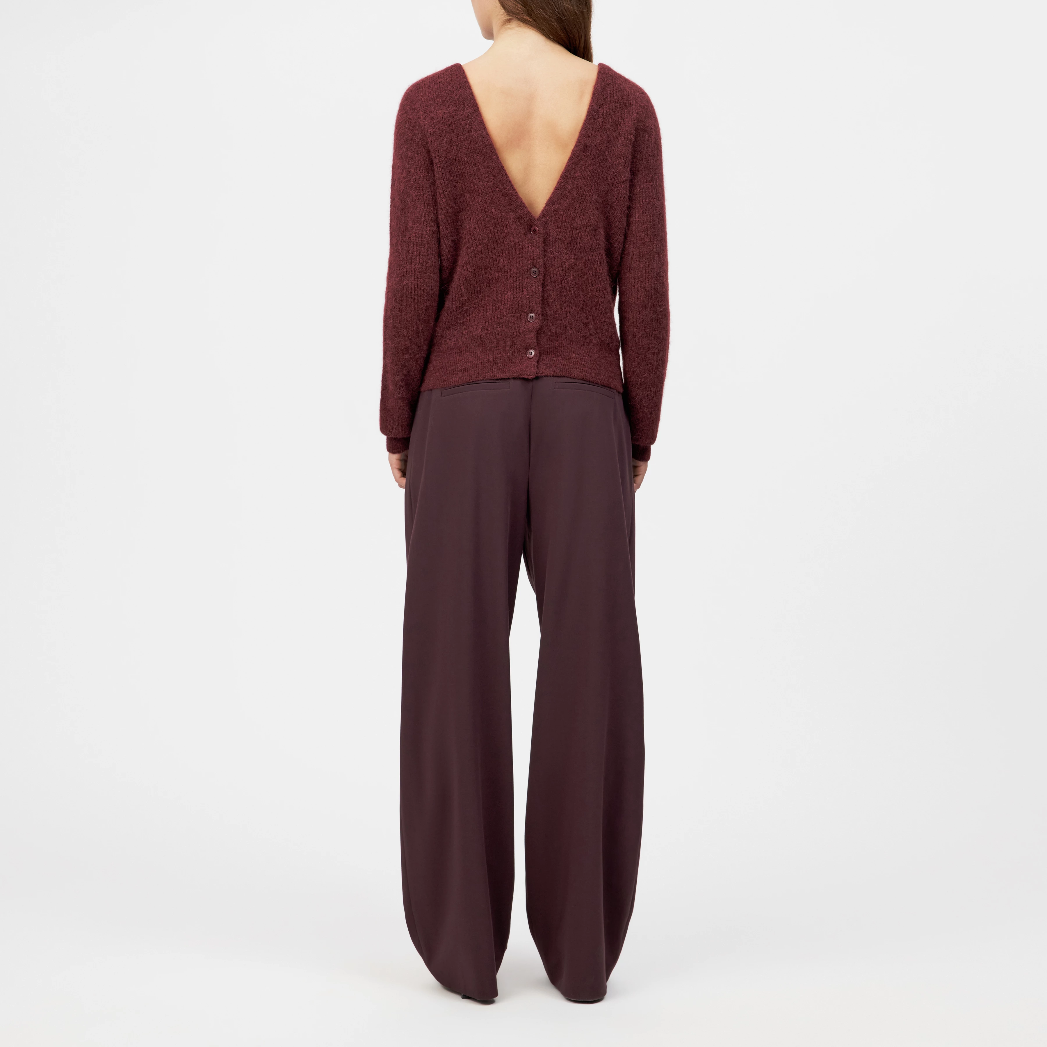 GERTIJA - Strickjacke in luxuriösem Suri Alpaka-Mix - Damen - rot - Detailansicht am Model