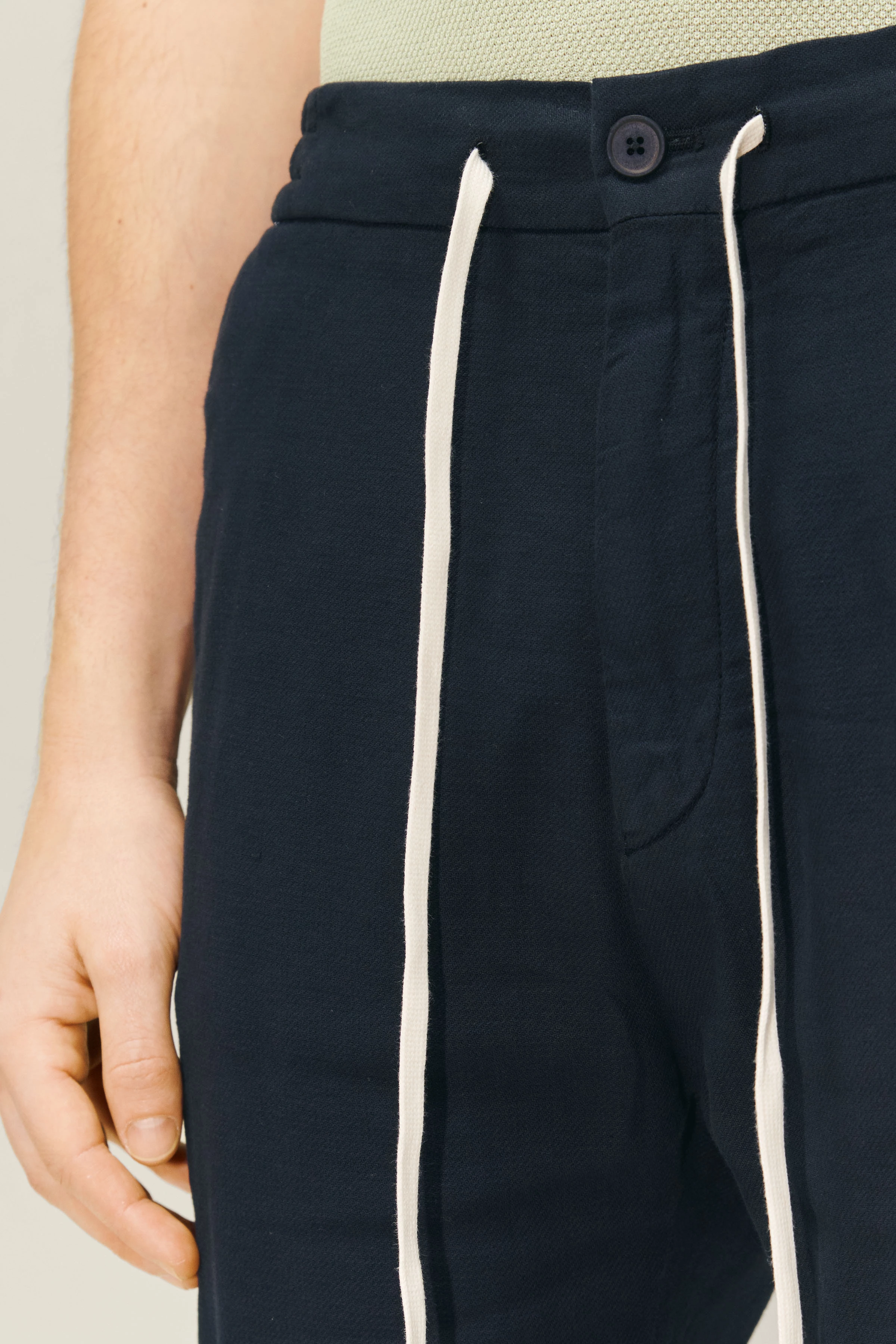 PLAIN - loose jogpants in cotton-linen mix - men - blue - Detailansicht am Model