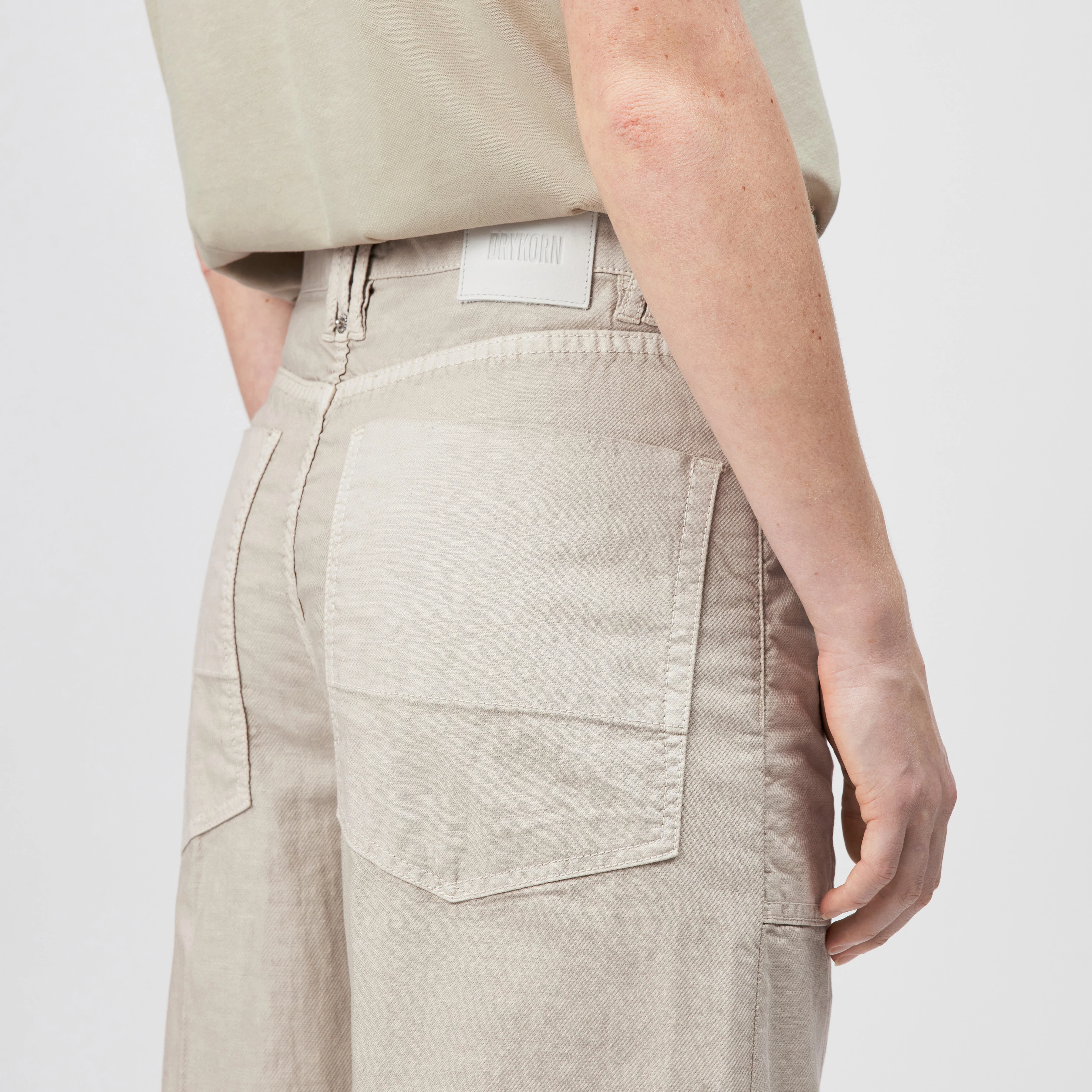 DERIVE - Mid-waist jeans in cotton-linen blend - women - beige - Detailansicht am Model