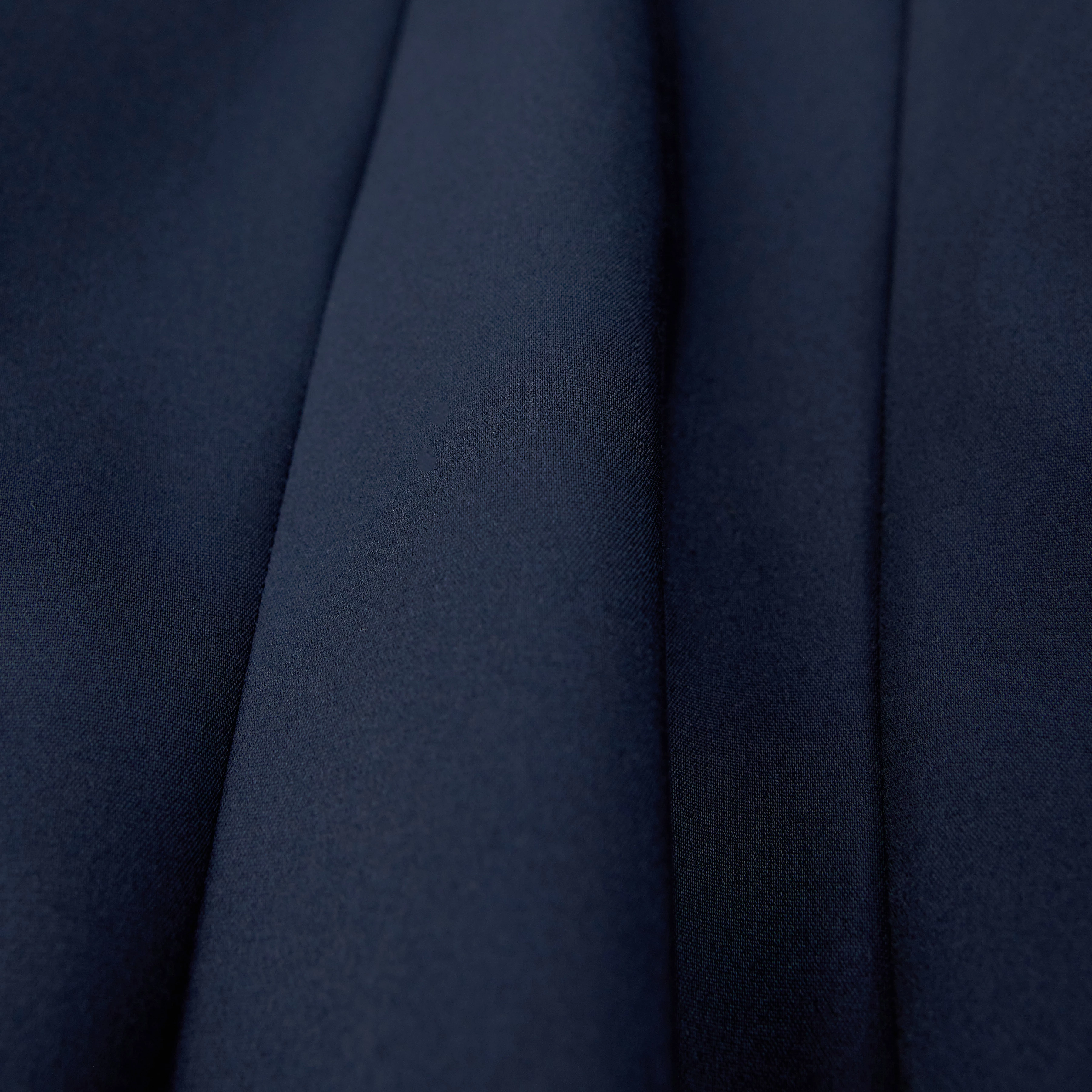 LEVEL - Lässige Bundfaltenhose in Technostretch-Satin - Damen - blau - Materialbild (B2C)