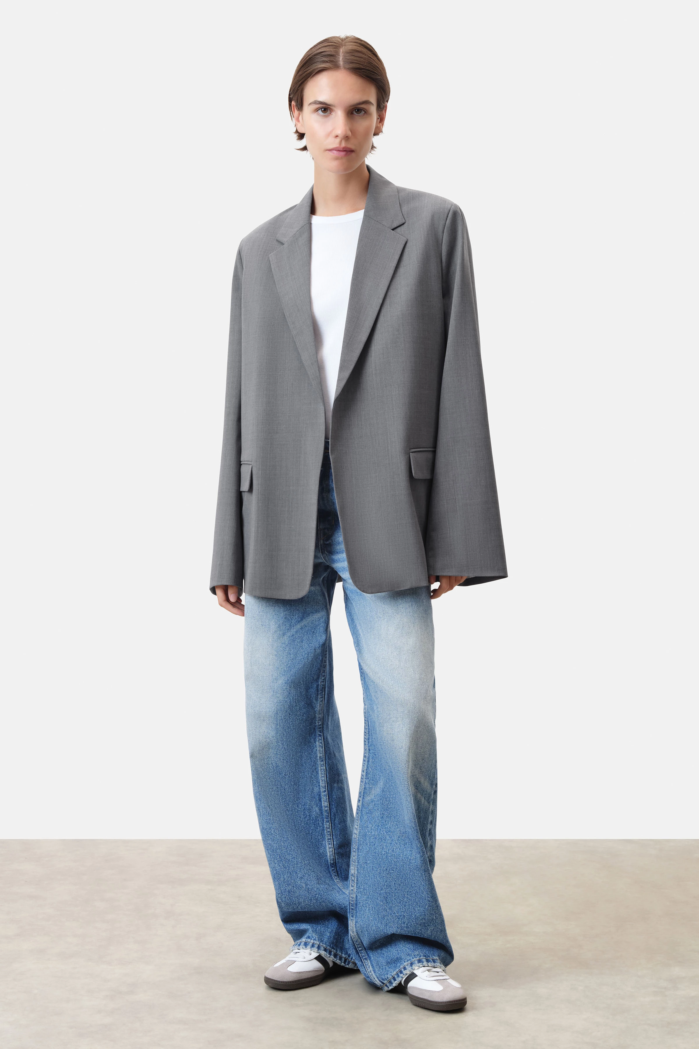 IDBURY - Verschlussloser Boyfriend-Blazer in Wollserge - Damen - grau - Ganzkörper-Frontansicht