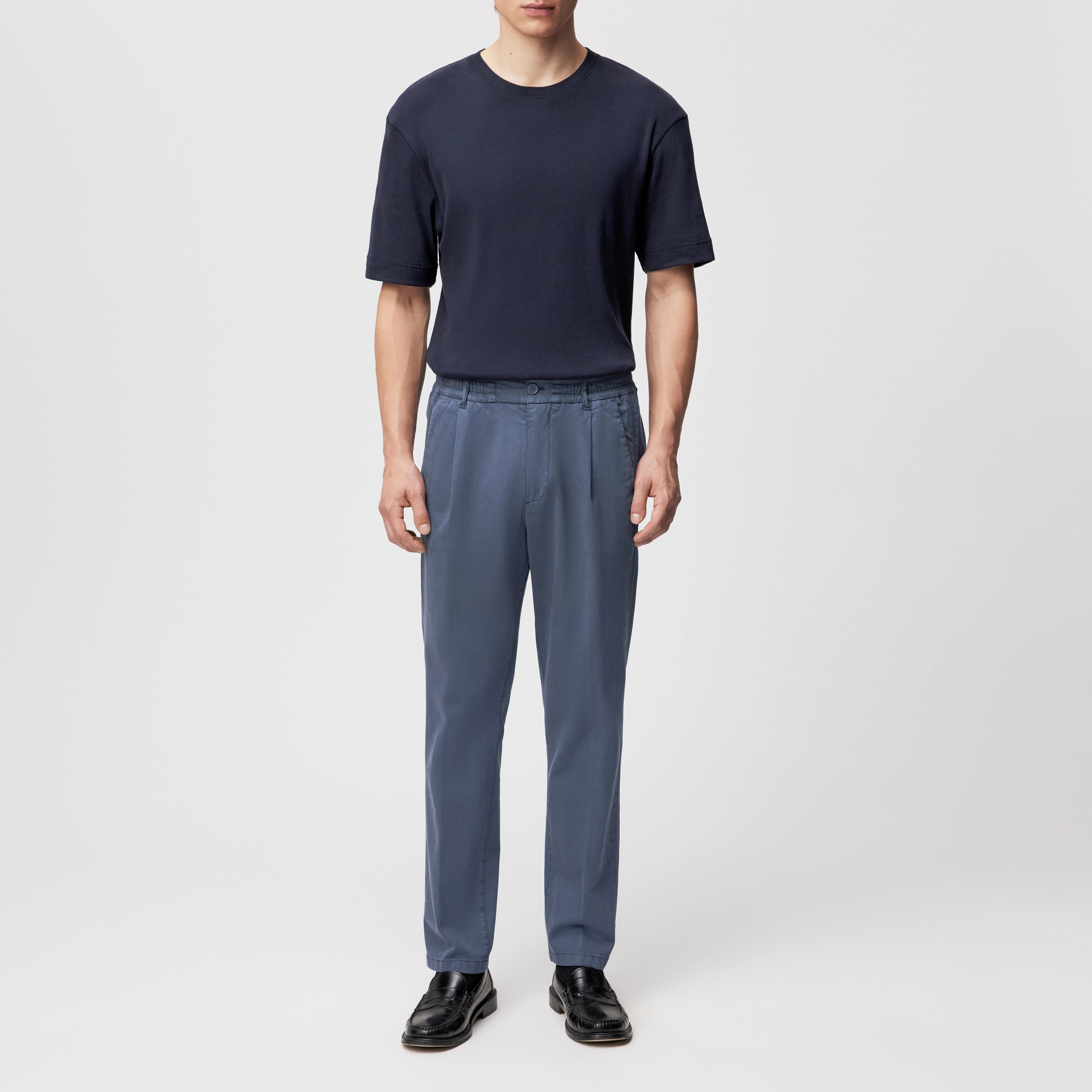 CHASY_RGLR - Casual trousers with pleats in soft cotton - men - blue - Ganzkörper-Frontansicht