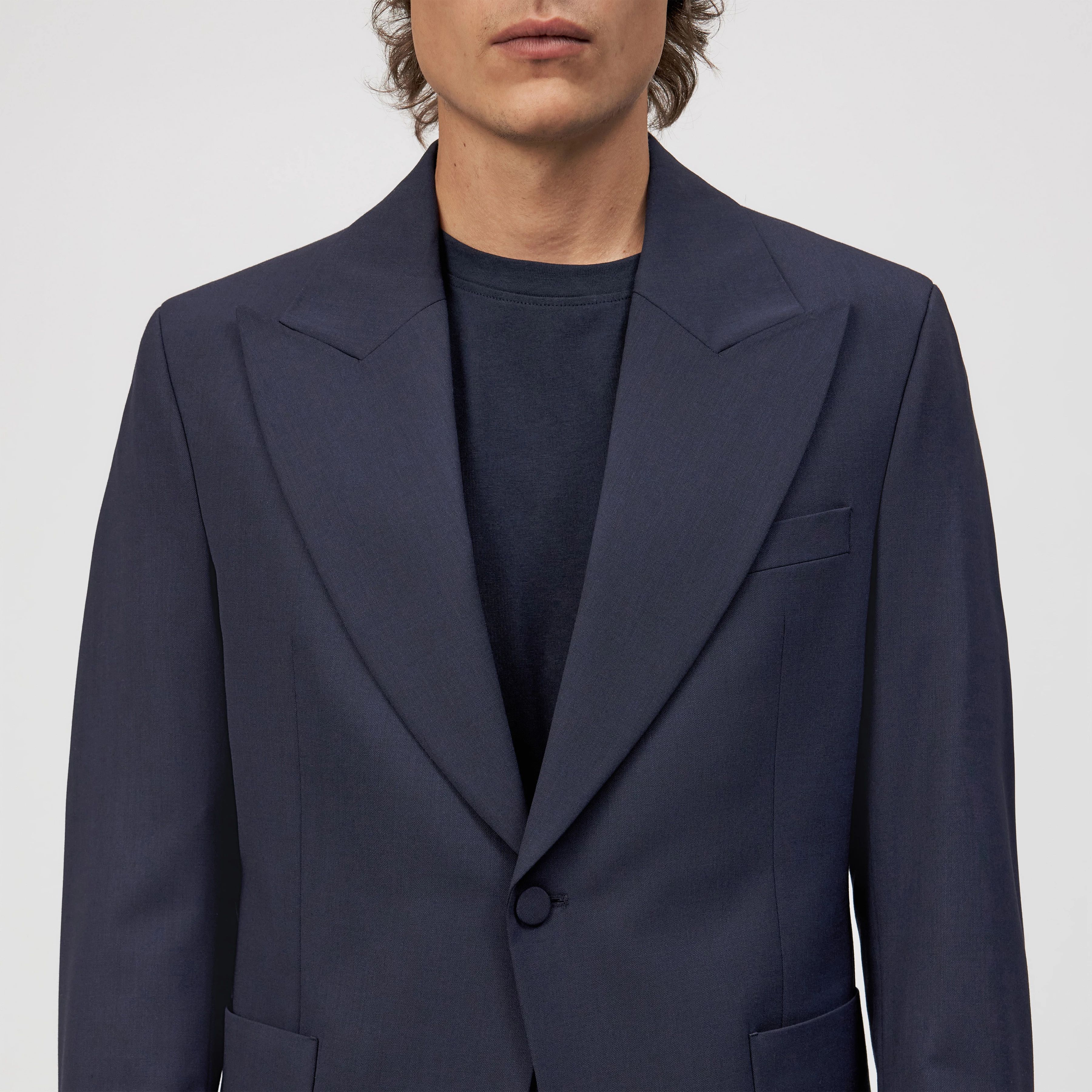 LW_HELL_MUT - Avantgardistischer Anzug in Wollserge - Herren - blau - Detailansicht am Model