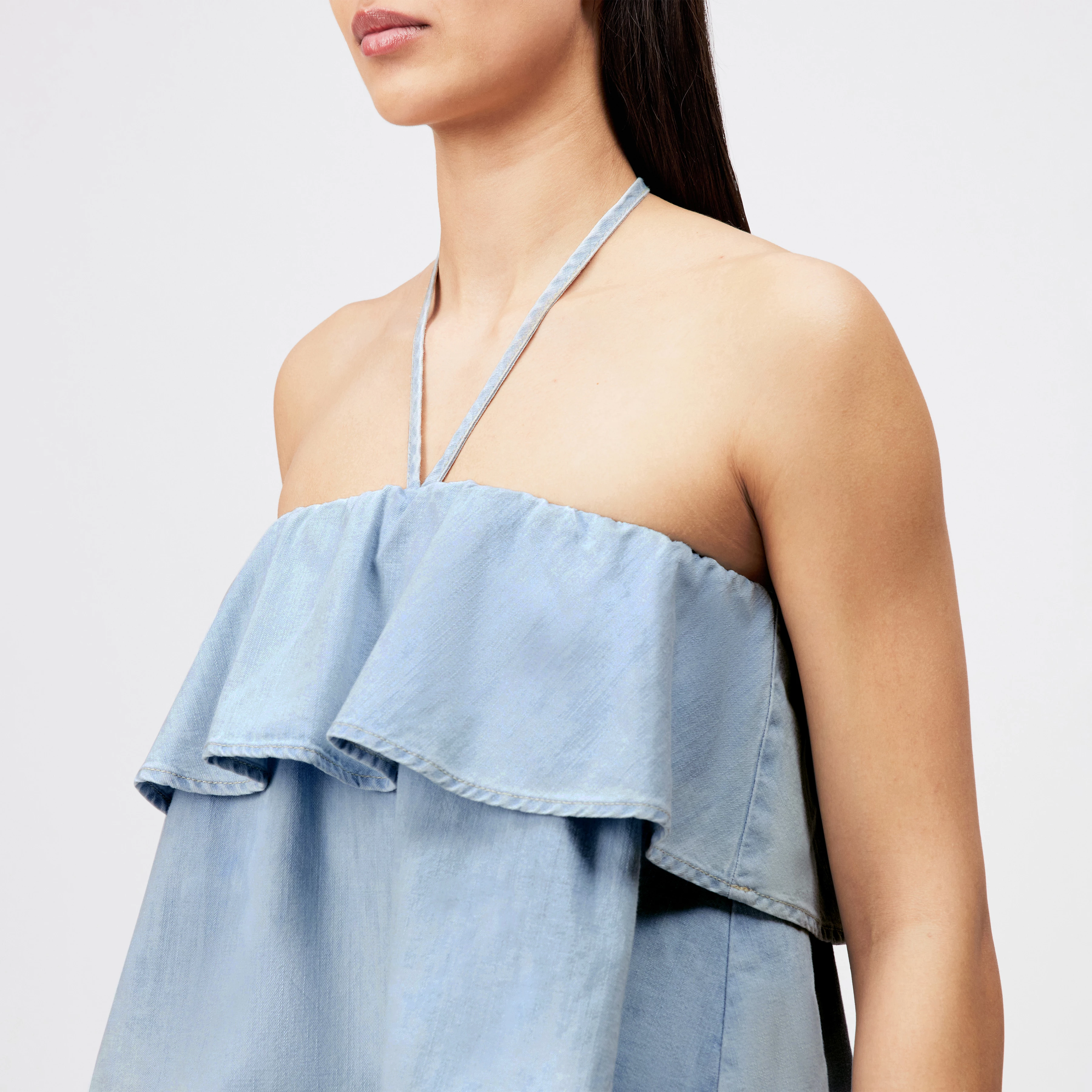 RIVANA - Cropped Bandeau-Bluse in Denim-Optik und Neckholder - Damen - blau - Detailansicht am Model