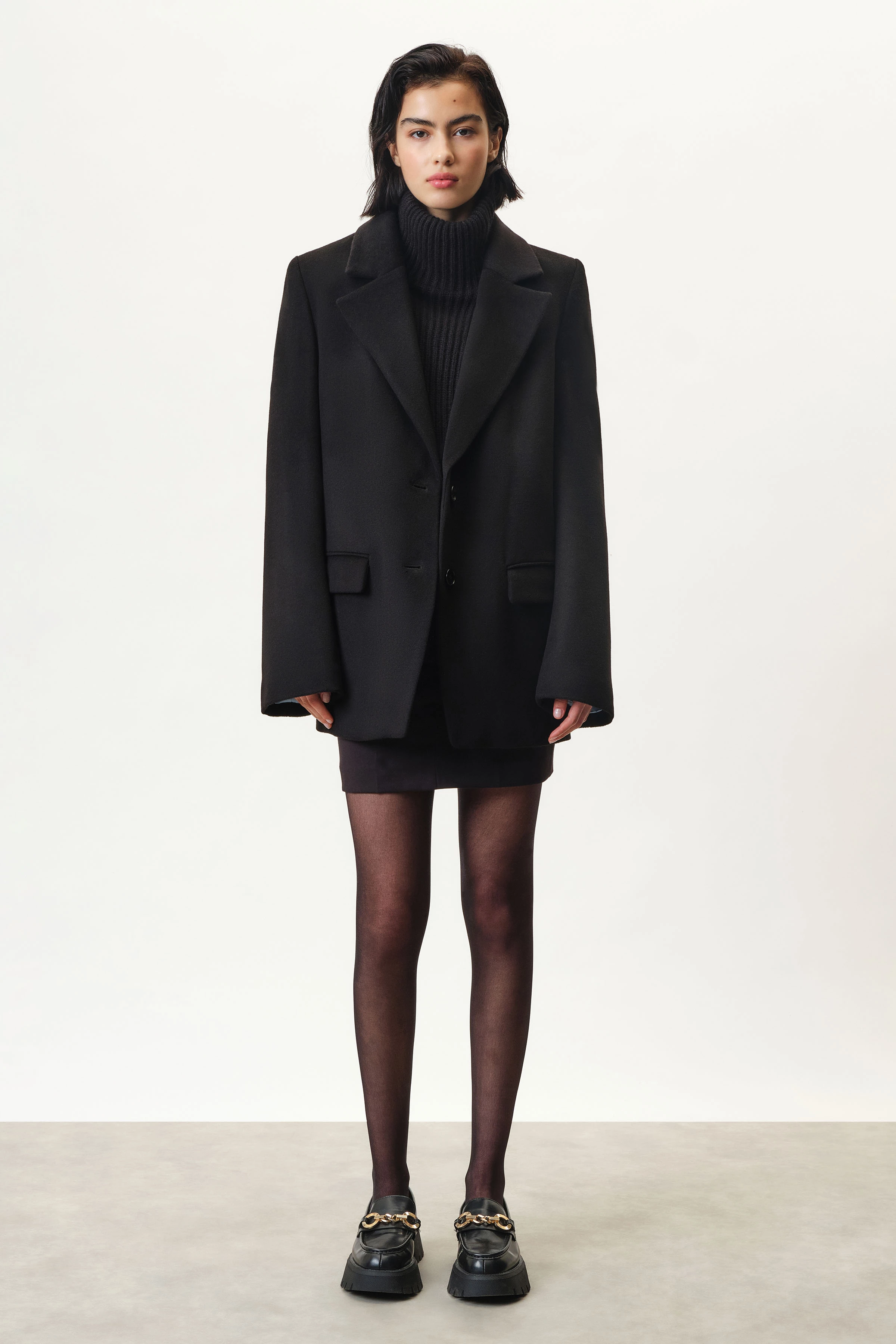 BASCOTE - Oversized Outdoorblazer in Kaschmir-Mix - Damen - schwarz - Ganzkörper-Frontansicht