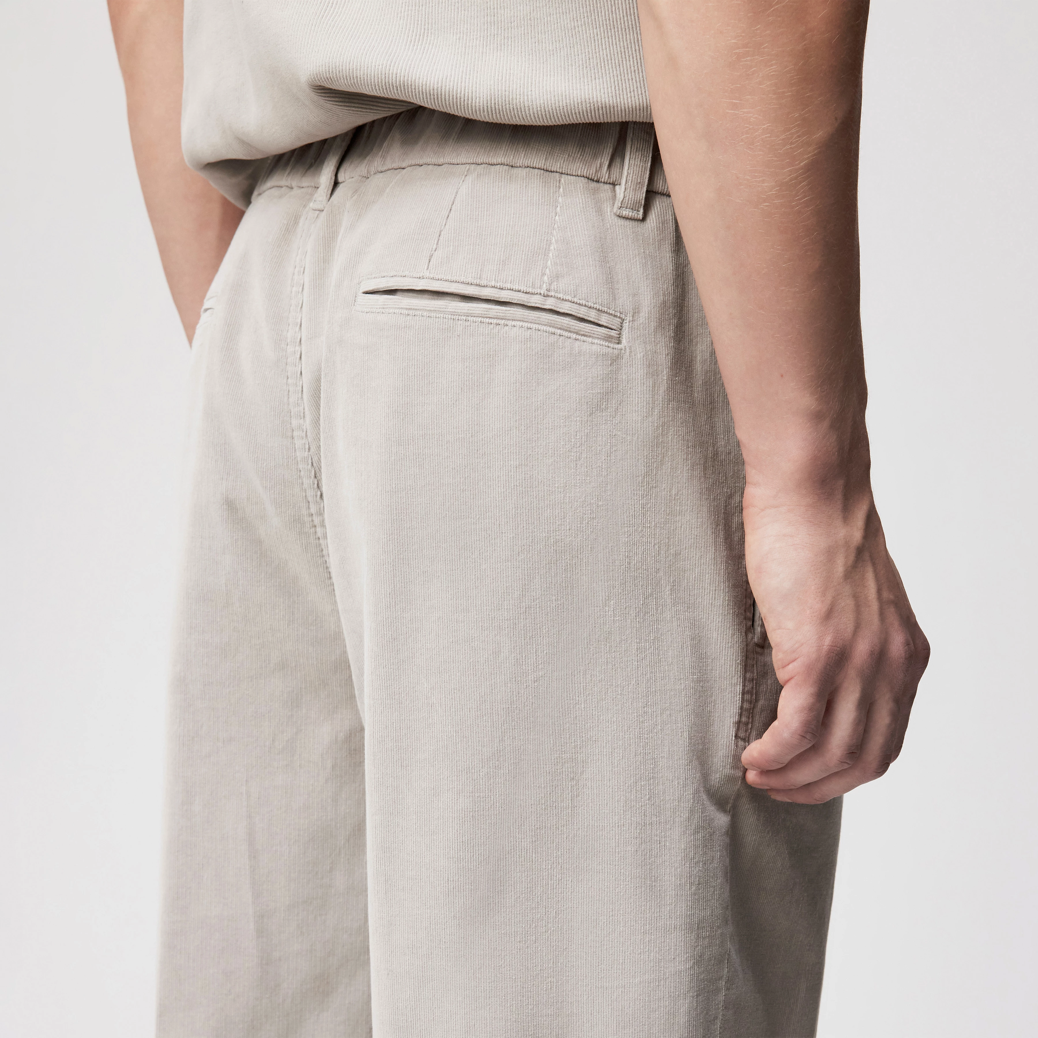 KARYKO - Chino in Cord - Herren - grau - Detailansicht am Model