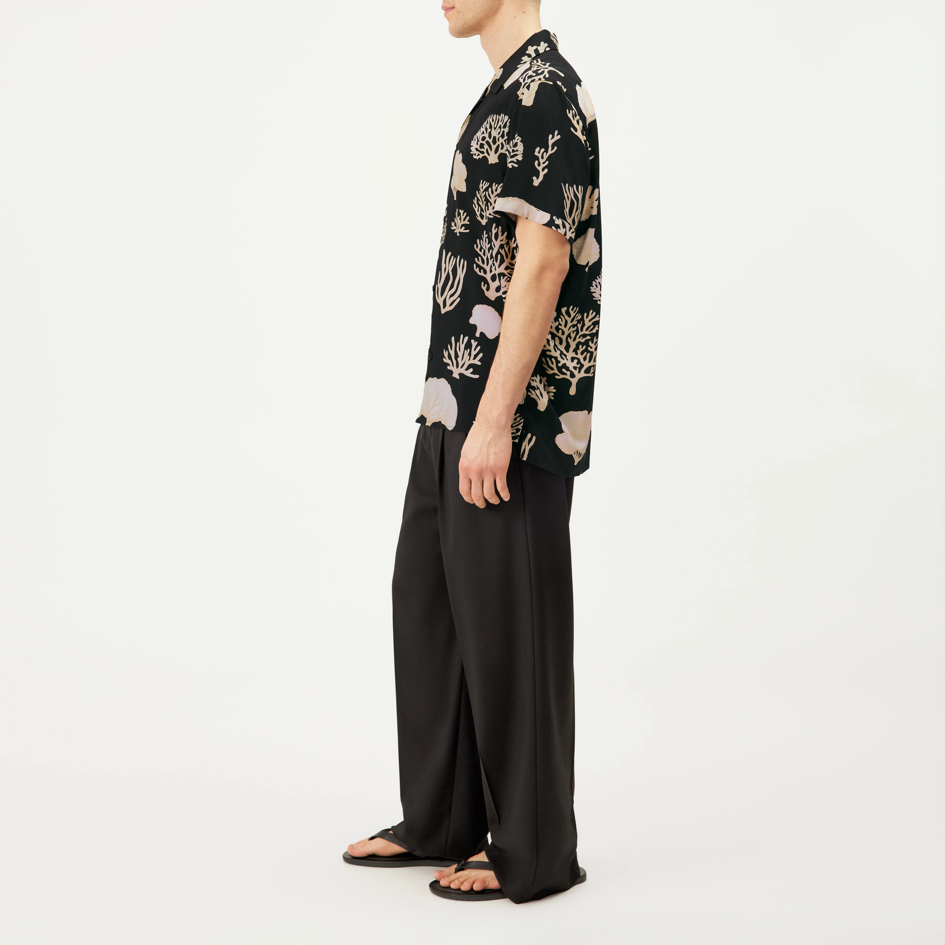 BIJAN_2 - Casual short-sleeve shirt with coral print - men - black - Seitenansicht