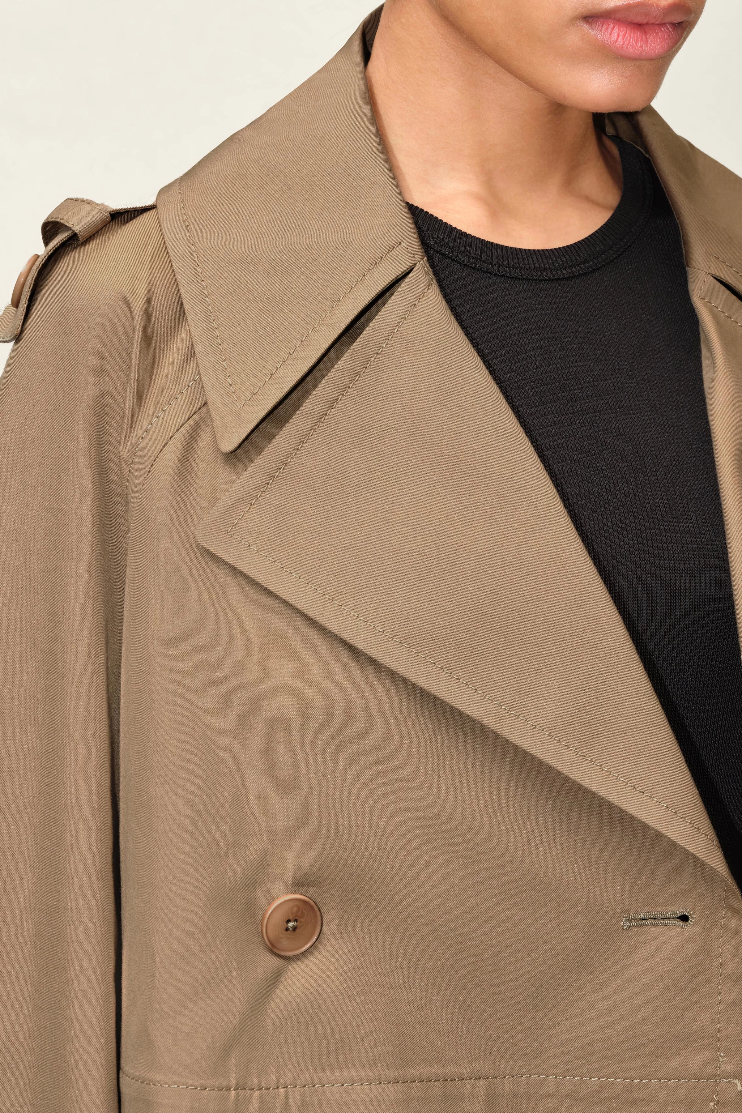 WELLMIST - mini trench with wide raglan sleeve - women - brown - Detailansicht am Model