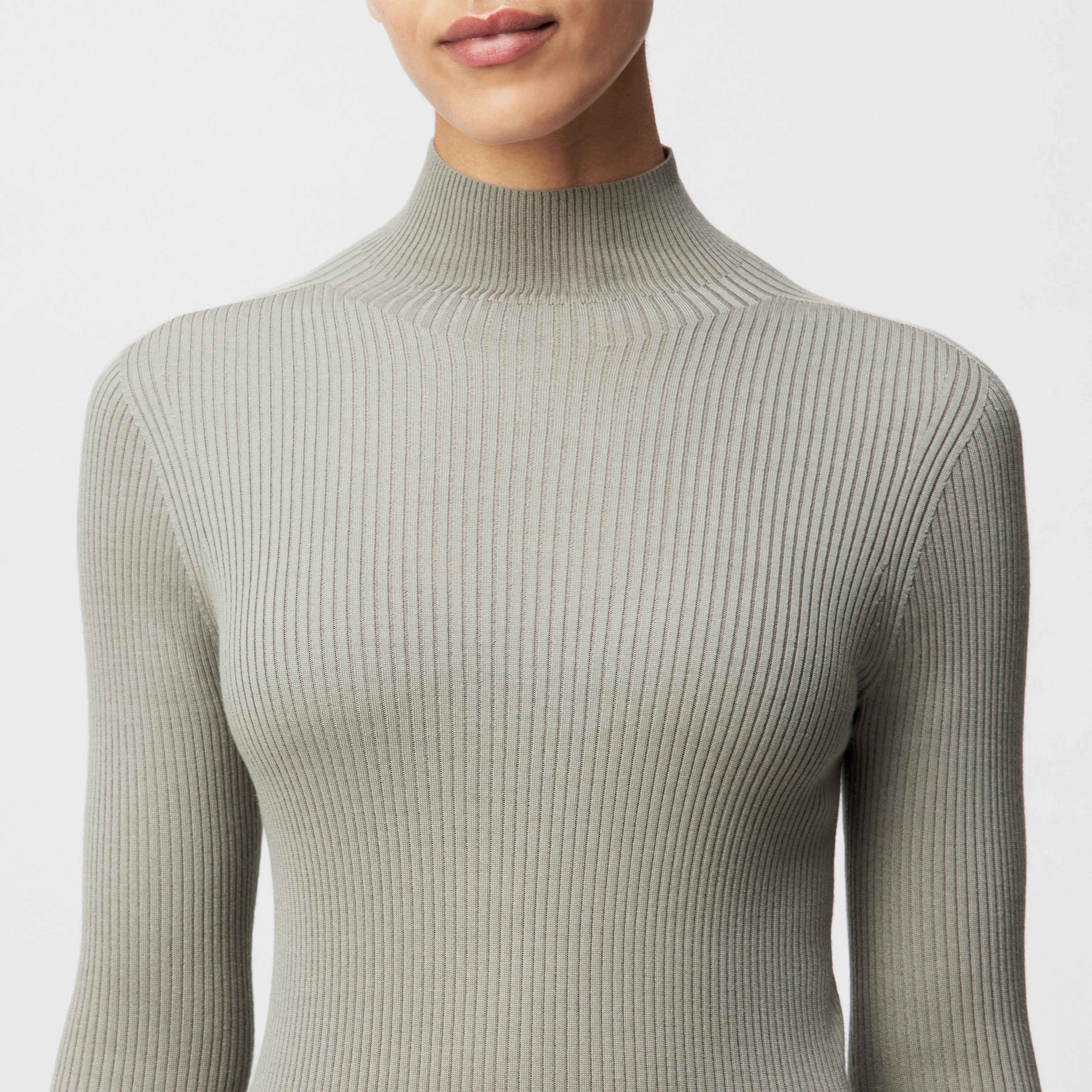 INARI - Rollkragenpullover in fließendem Wollmix - Damen - beige - Detailansicht am Model