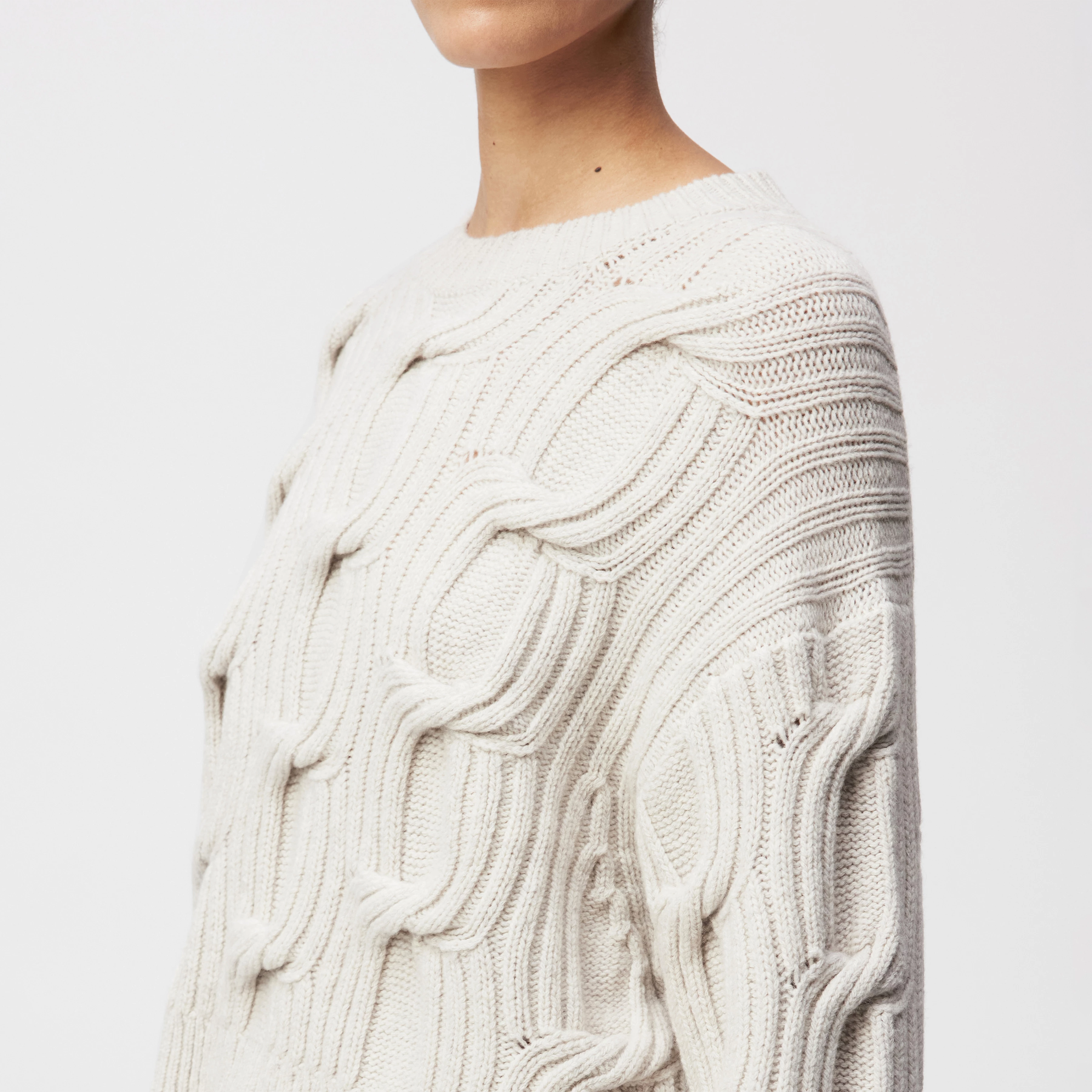 MALESE_2 - Verkürzter Pullover in Schurwolle - Damen - beige - Detailansicht am Model