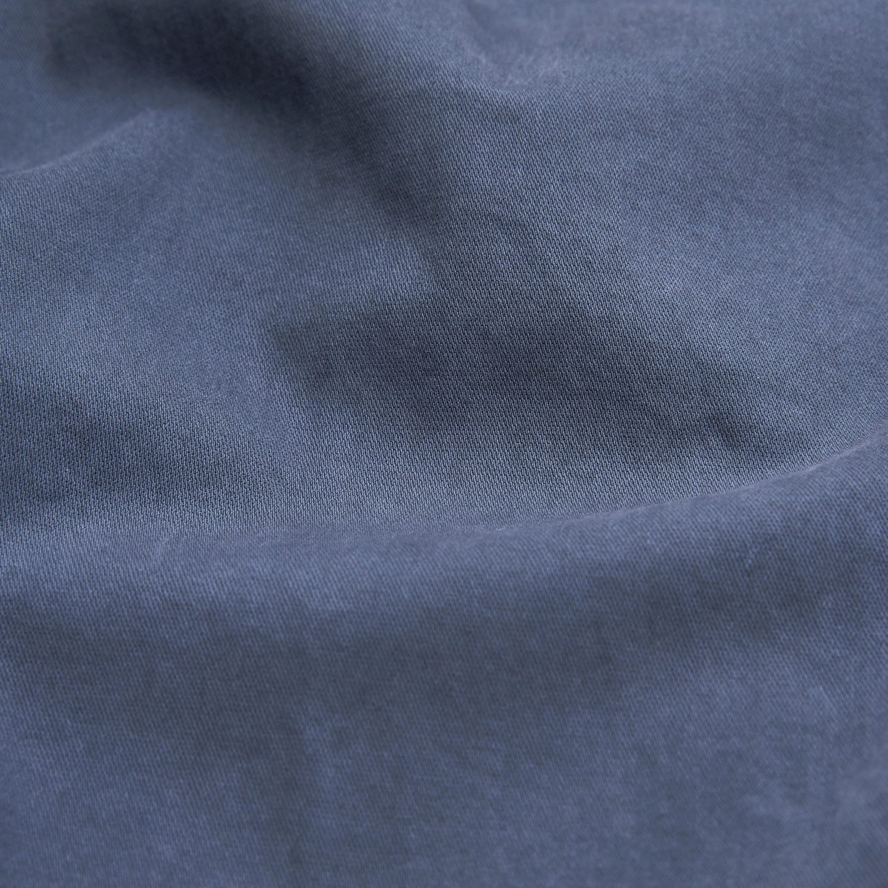 CHASY_RGLR - Casual trousers with pleats in soft cotton - men - blue - Materialbild (B2C)