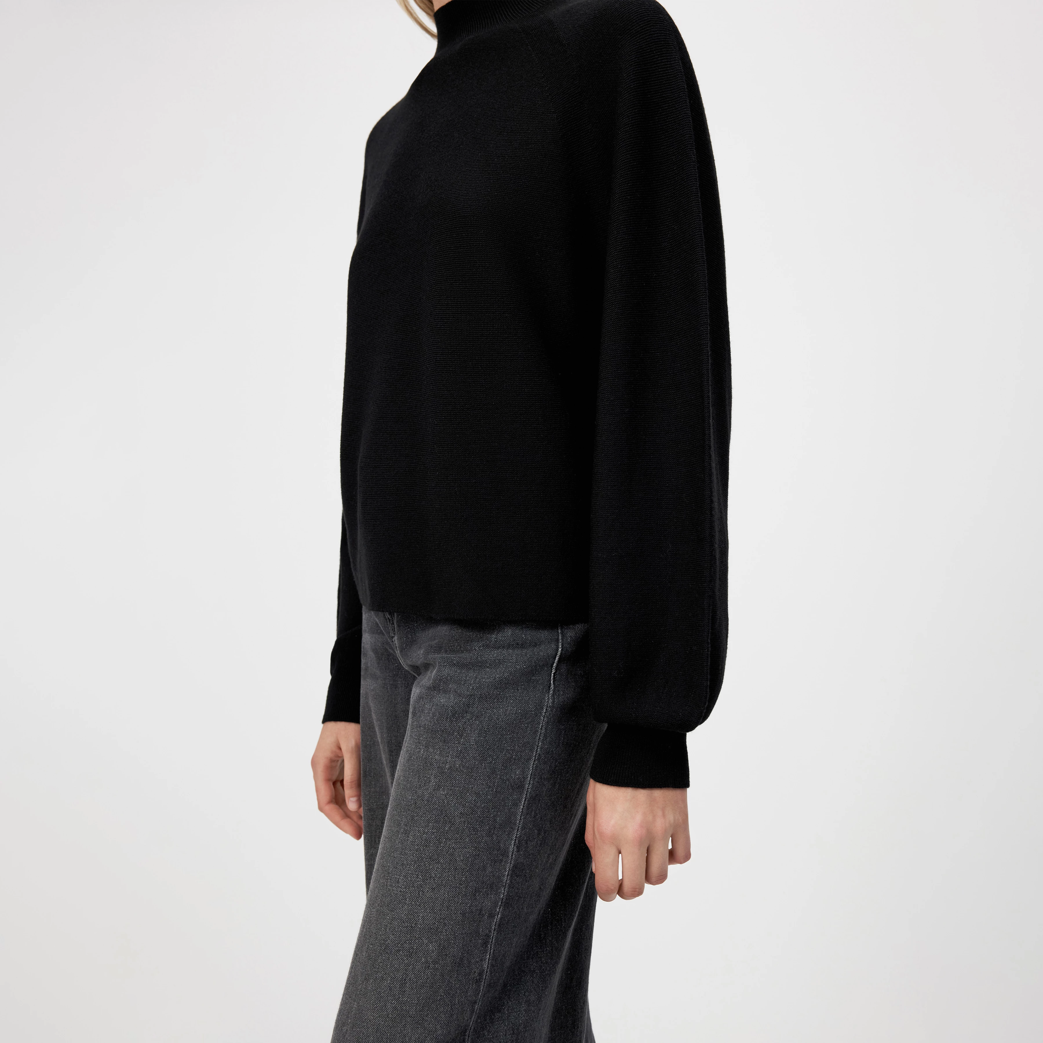 KIMONI - Pullover mit Ballonärmeln in 100% Merinowolle - Damen - schwarz - Detailansicht am Model