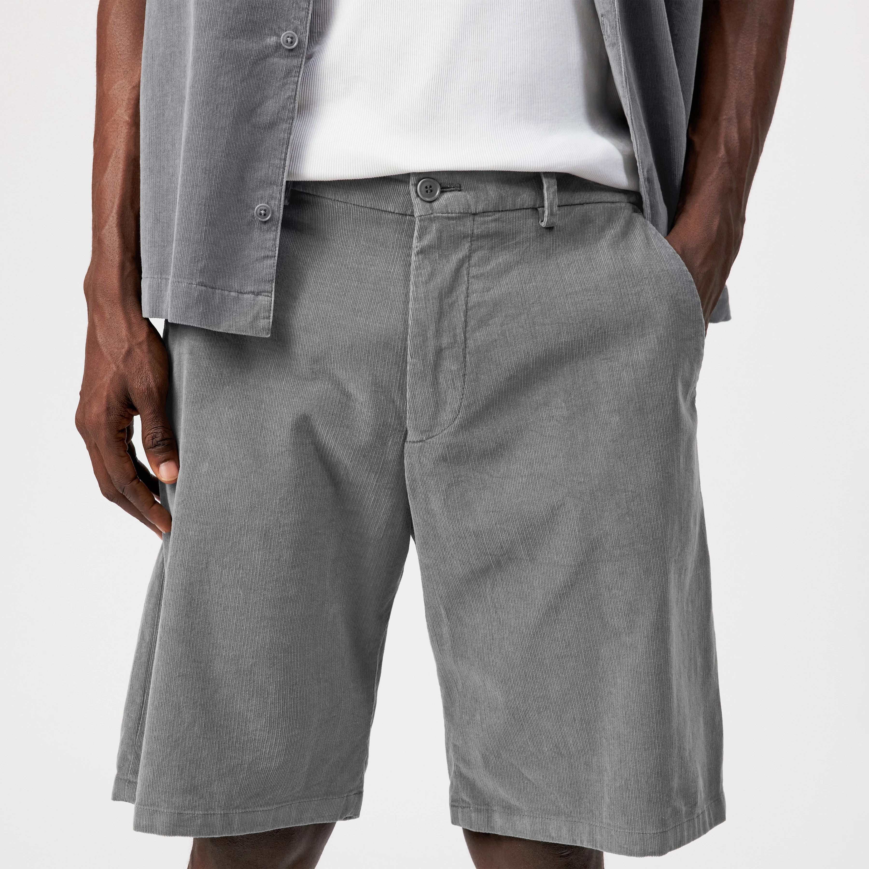 YASAN - Regular Fit Corduroy Shorts - men - green - Detailansicht am Model