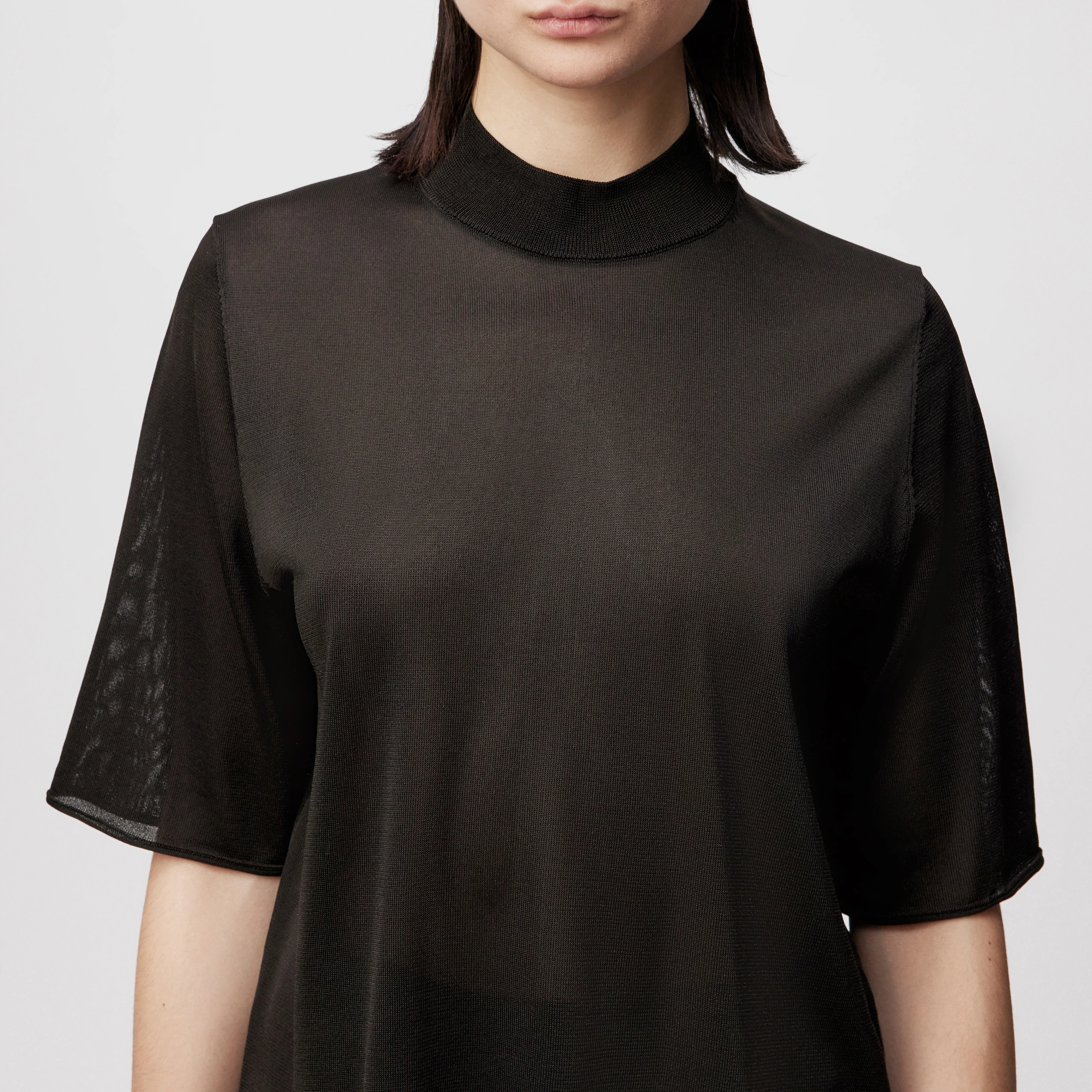 NISLE_2 - Strick-T-Shirt in Luxus-Textur - Damen - braun - Detailansicht am Model