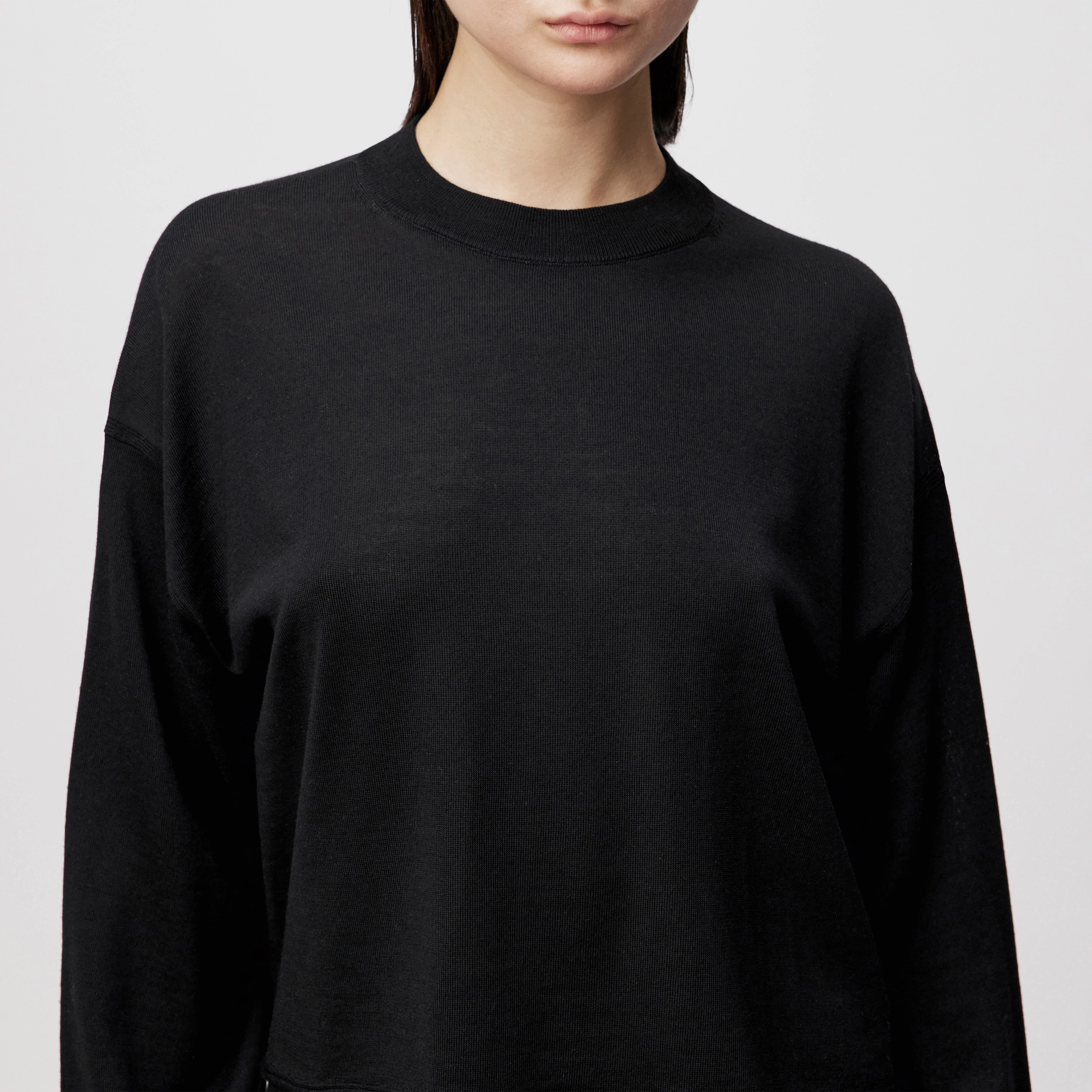 MALESE - Verkürzter Pullover in feiner Merinowolle - Damen - schwarz - Detailansicht am Model